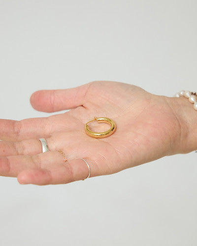 volume click hoop earring – chunky volume with a clean silhouette | HANNA543