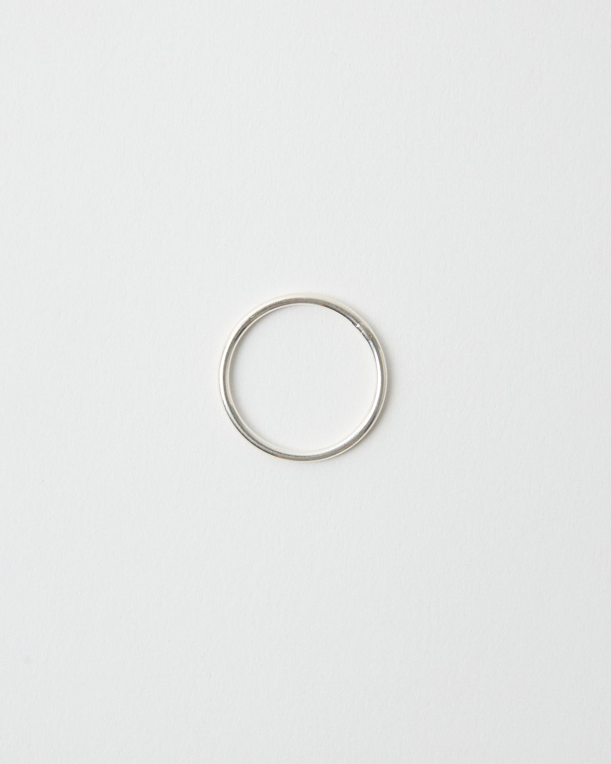 flow stack band ring – a simple stacking ring to wear daily | HANNA543