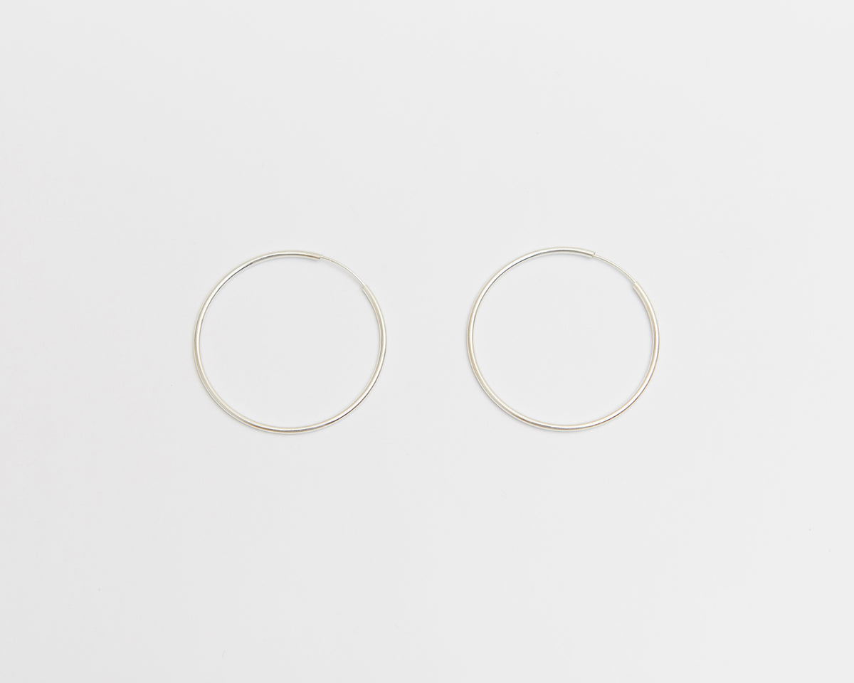 spring loop hoop earring – available in 30 mm and 40 mm | HANNA543