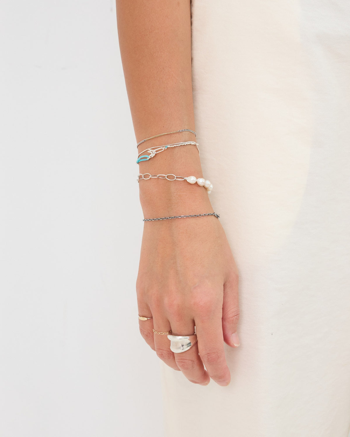 classic link chain bracelet in gold – photo 8 | HANNA543