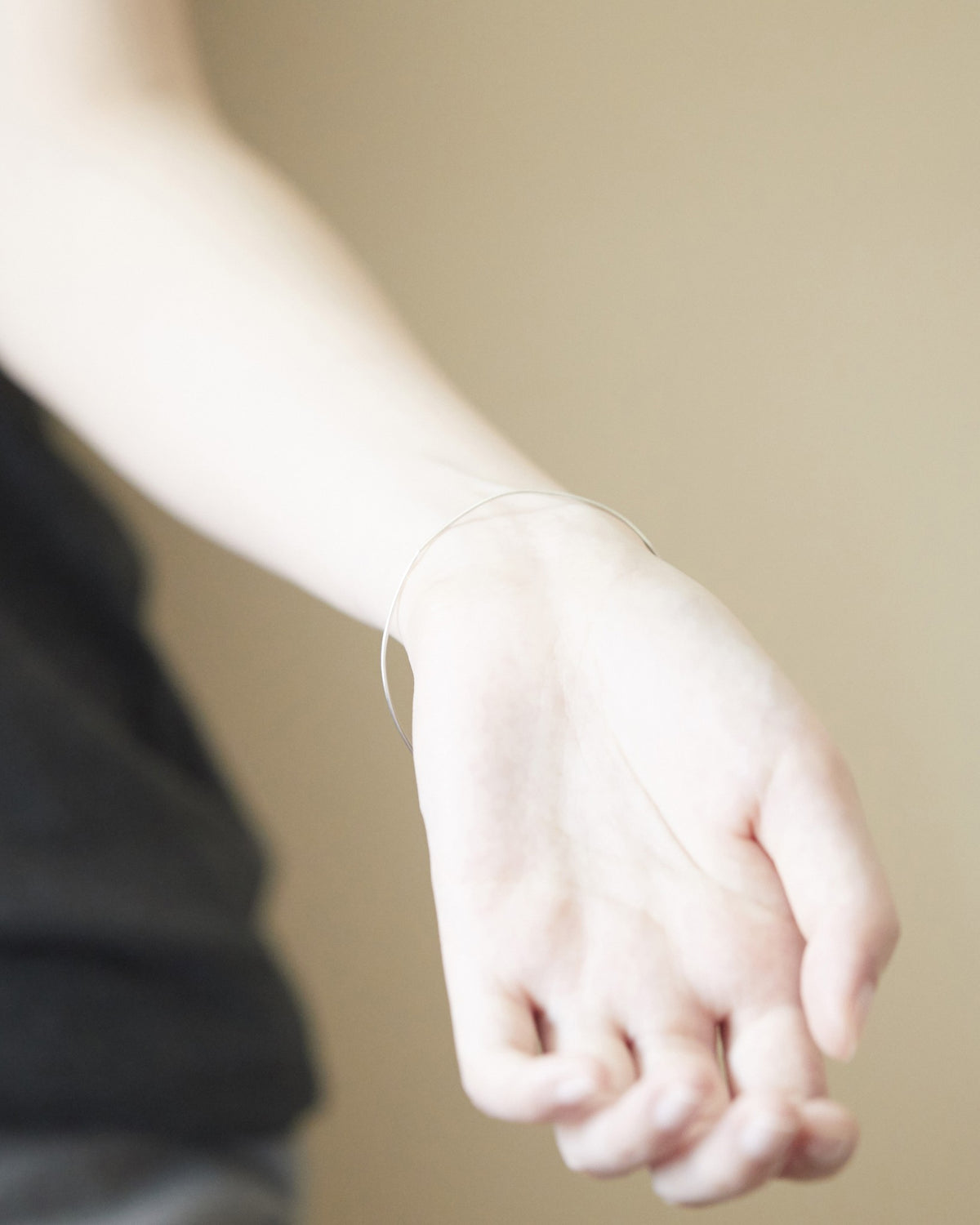 fine wire bangle in silver – photo 5 | HANNA543