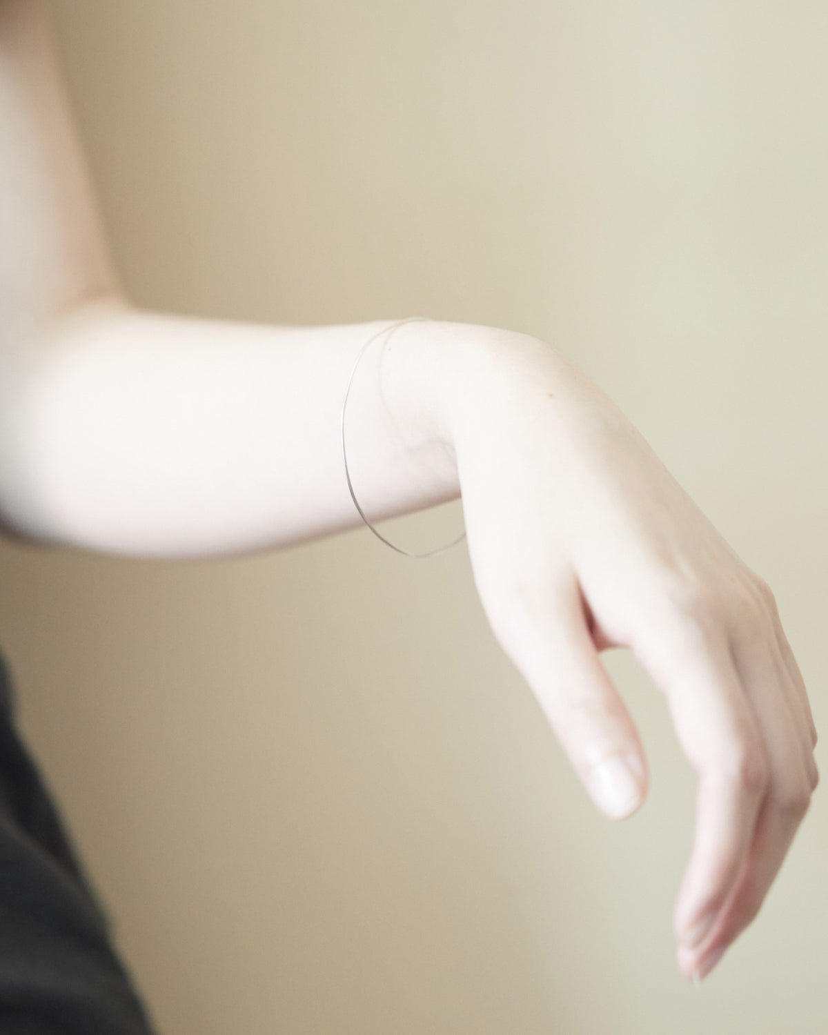 fine wire bangle in silver – photo 6 | HANNA543