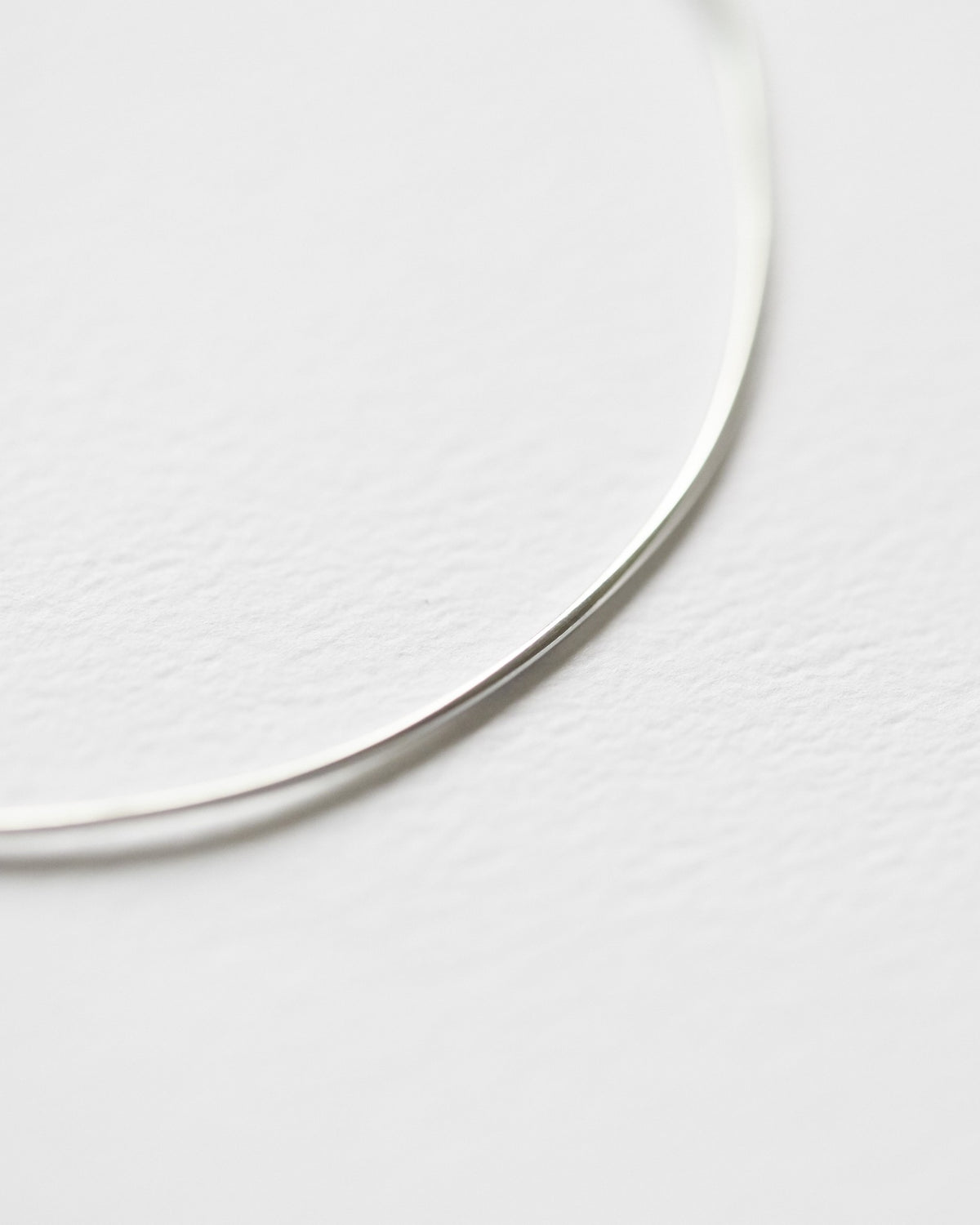 fine wire bangle – thin in line, strong in form | HANNA543