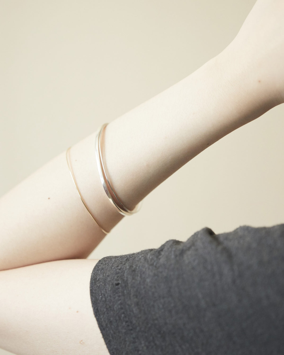 fine wire bangle – slips over the hand and stays easy all day | HANNA543