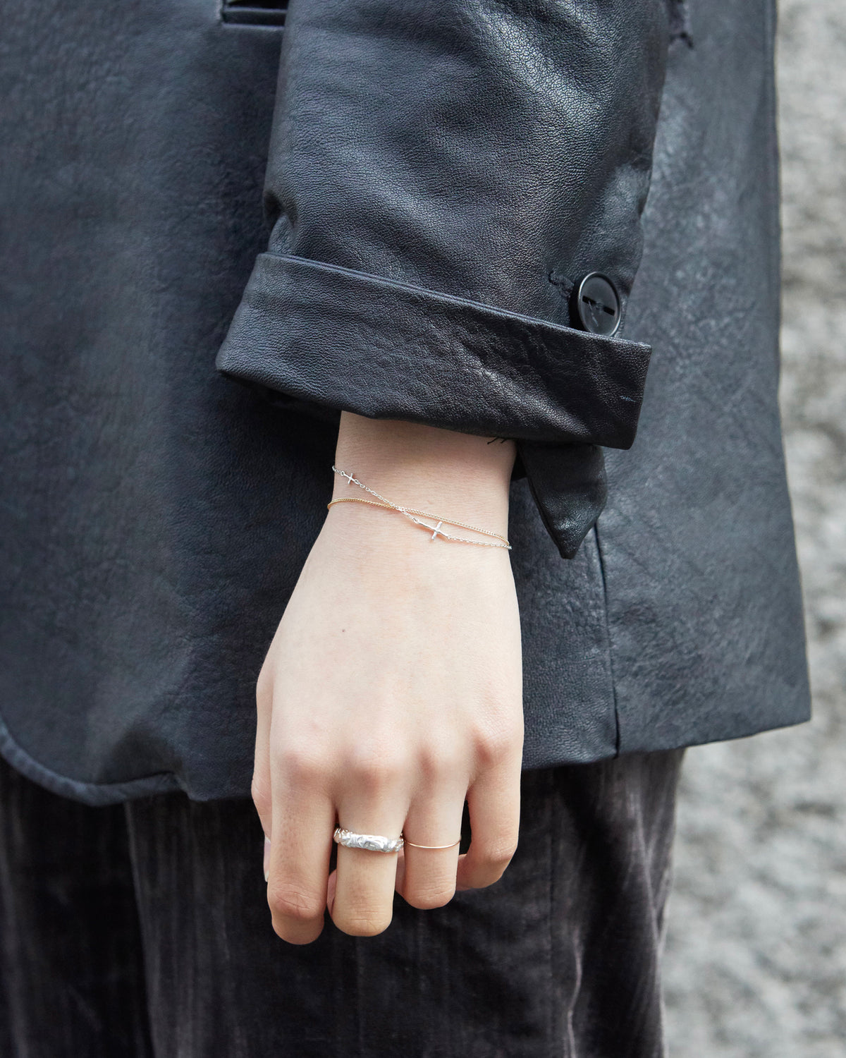 cross axis chain bracelet in silver – worn on the wrist, styled with silver rings | HANNA543