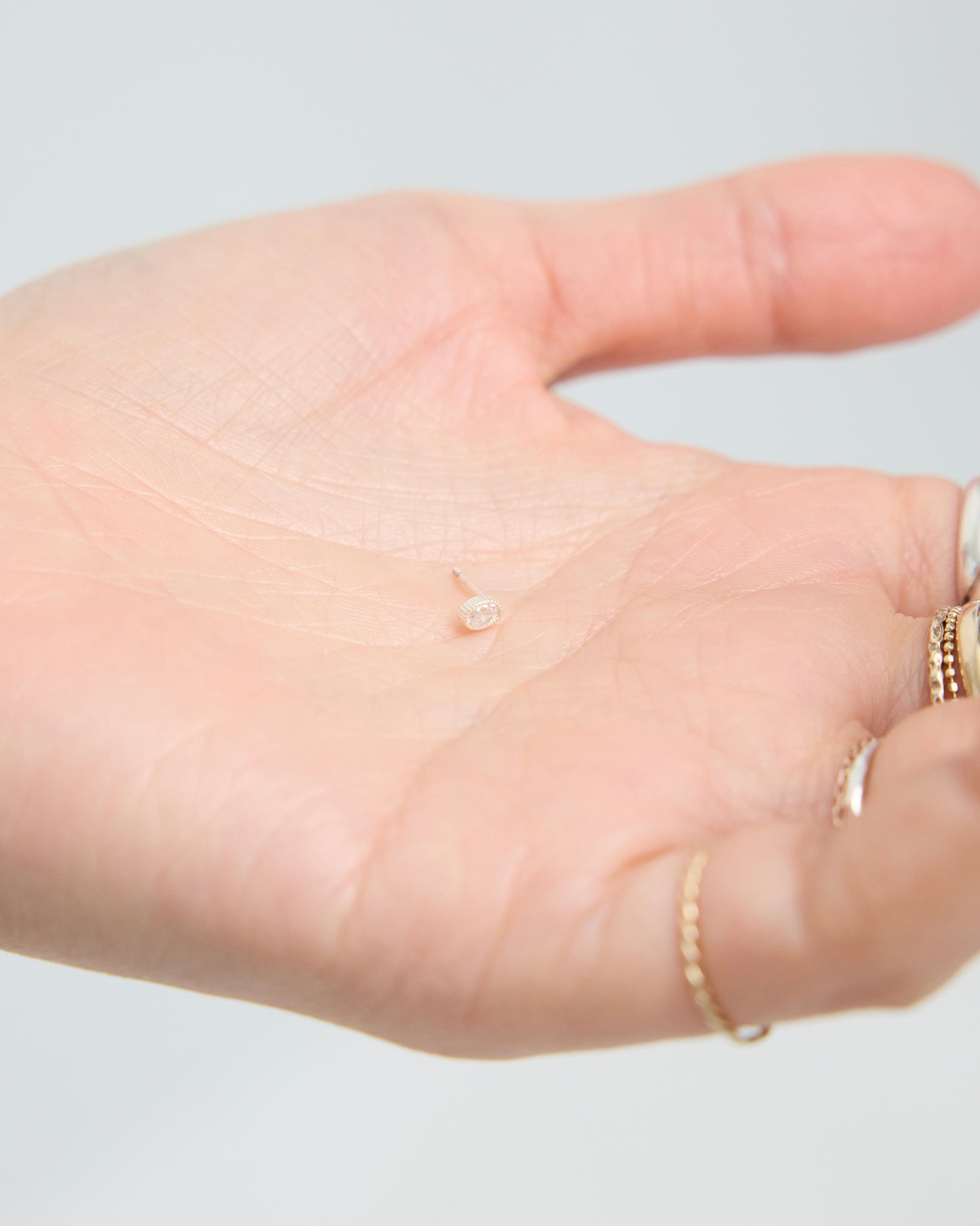 E1016 - daylight pin stud *in stock