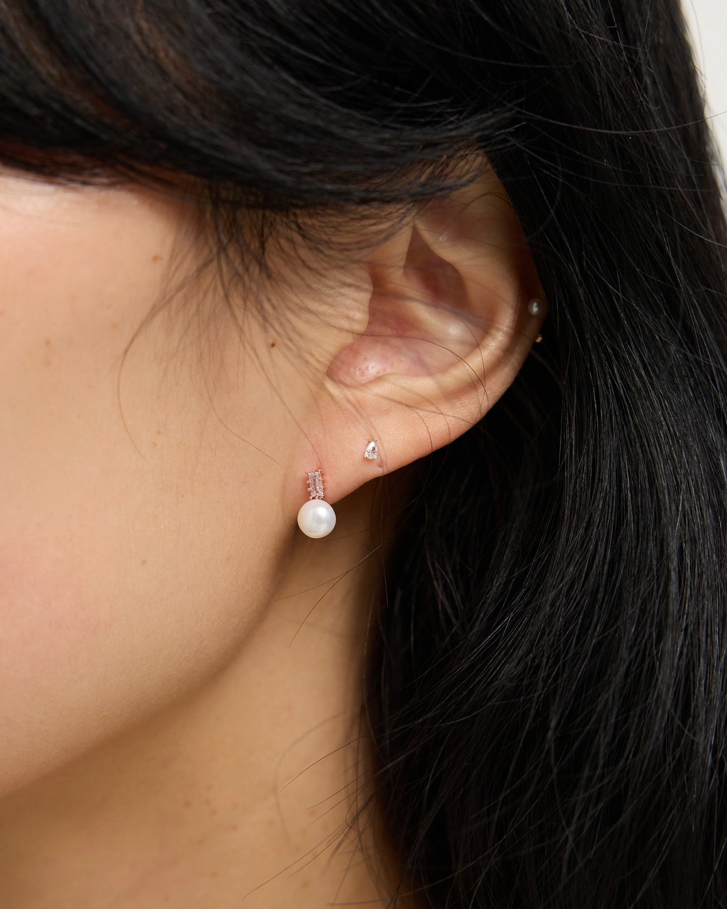 E1026 - tone drop stud *in stock