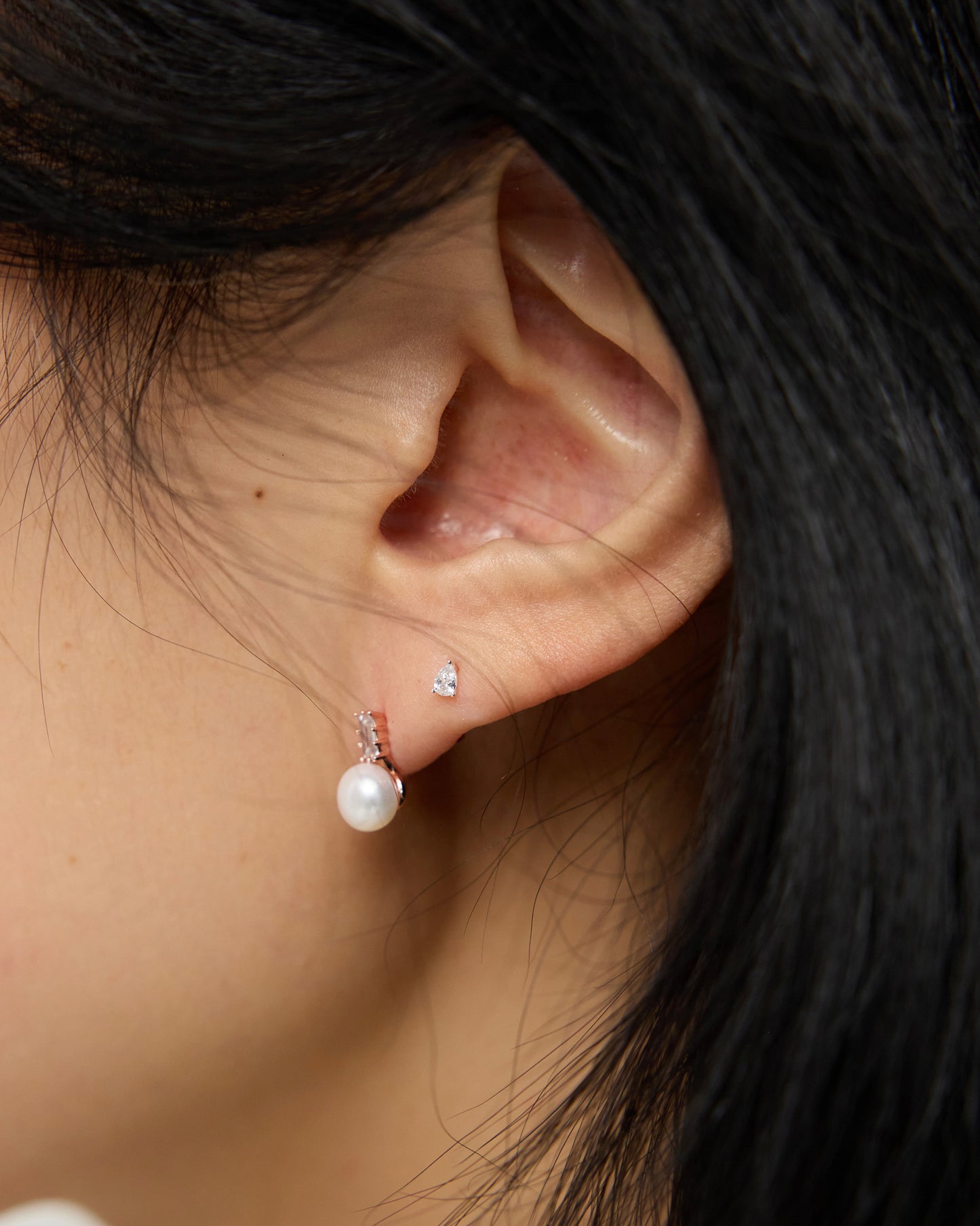 E1026 - tone drop stud *in stock