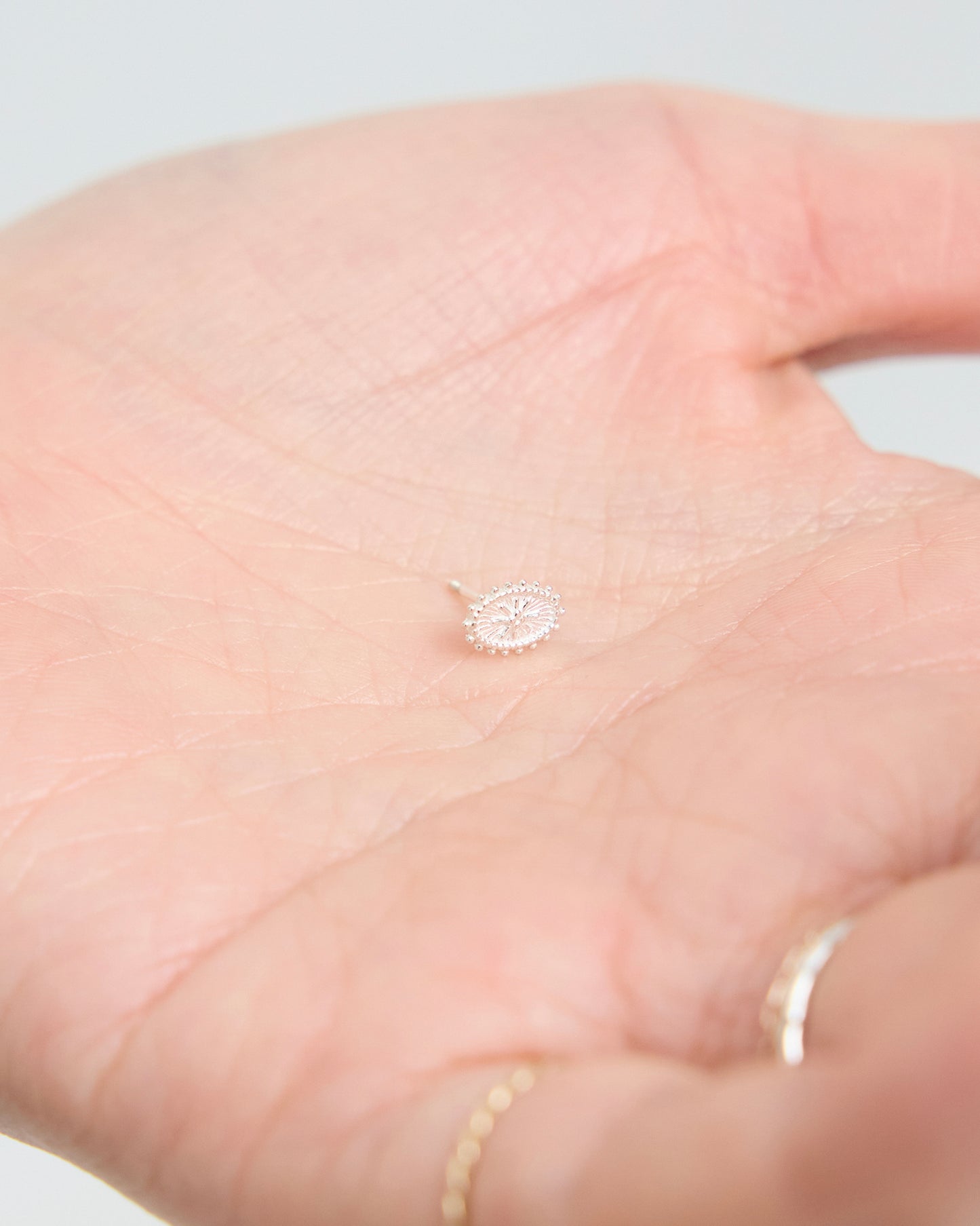 E1039 - baroque oval stud *in stock