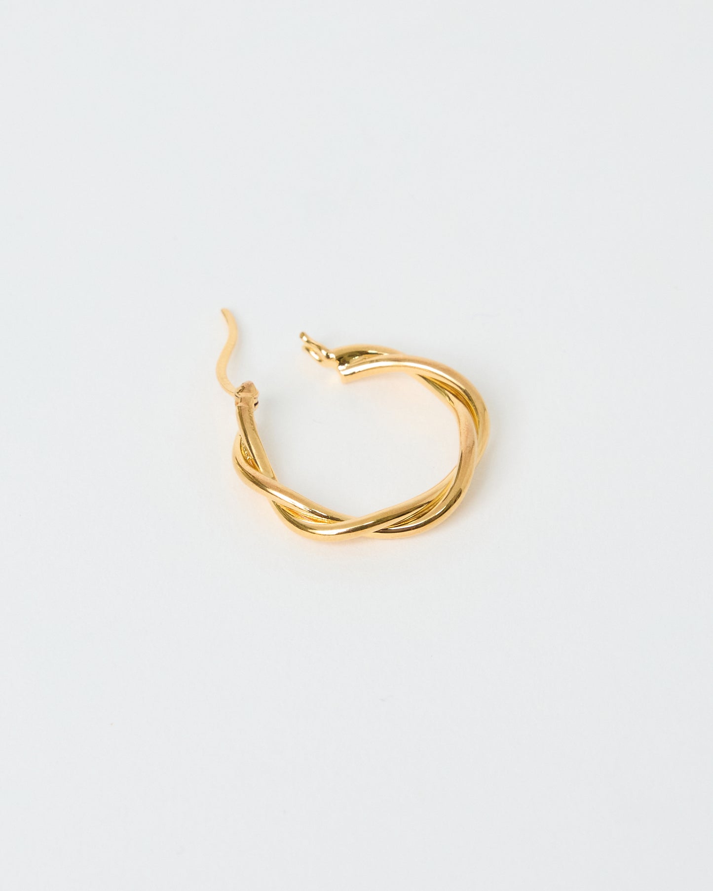 close-up detail of voluminous twisted design on HANNA543 E324 gold earrings with one-touch closure