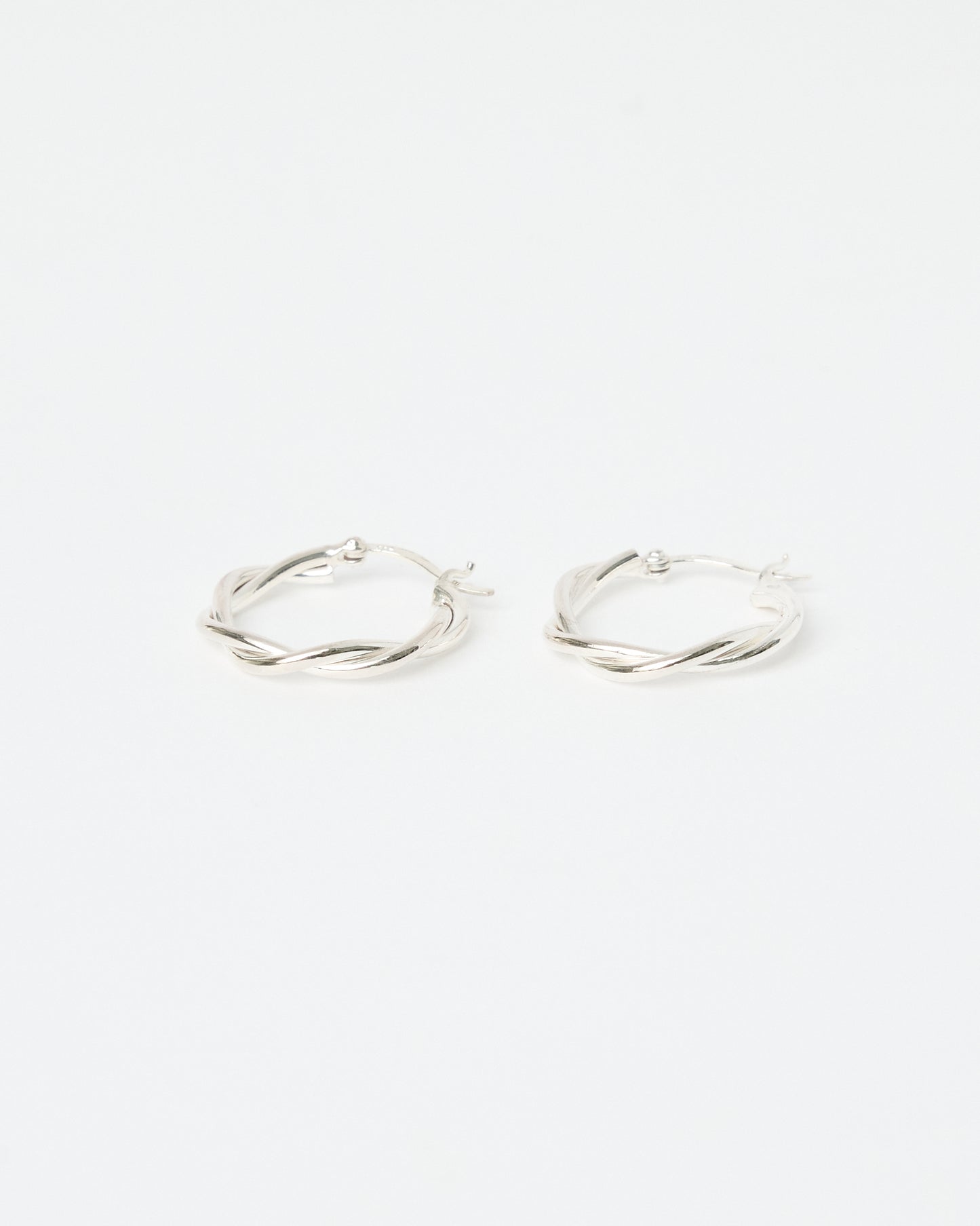 Close-up detail of voluminous twisted design on HANNA543 E324 silver earrings with one-touch closure