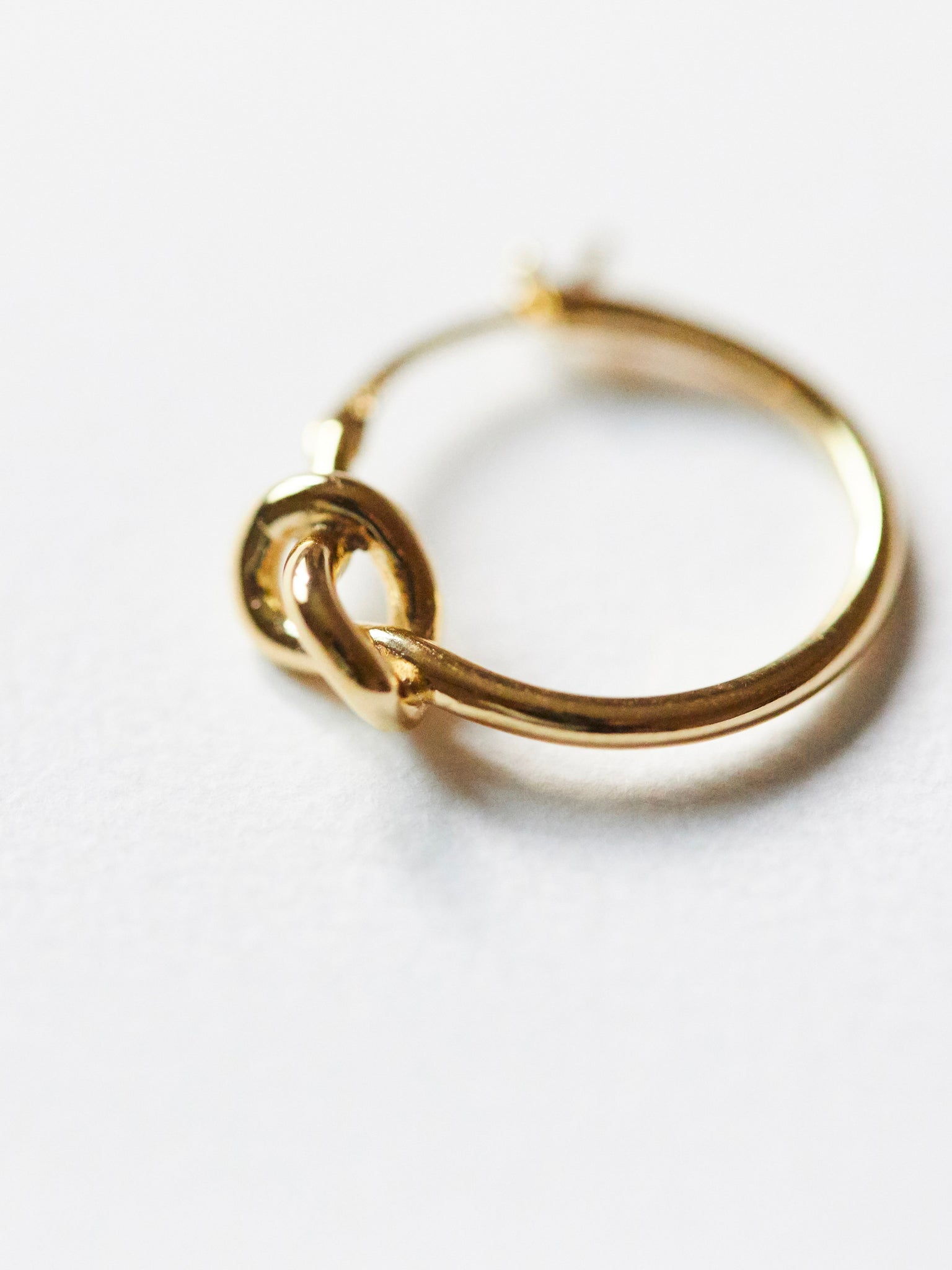 E495YG - golden thread hoops *in stock