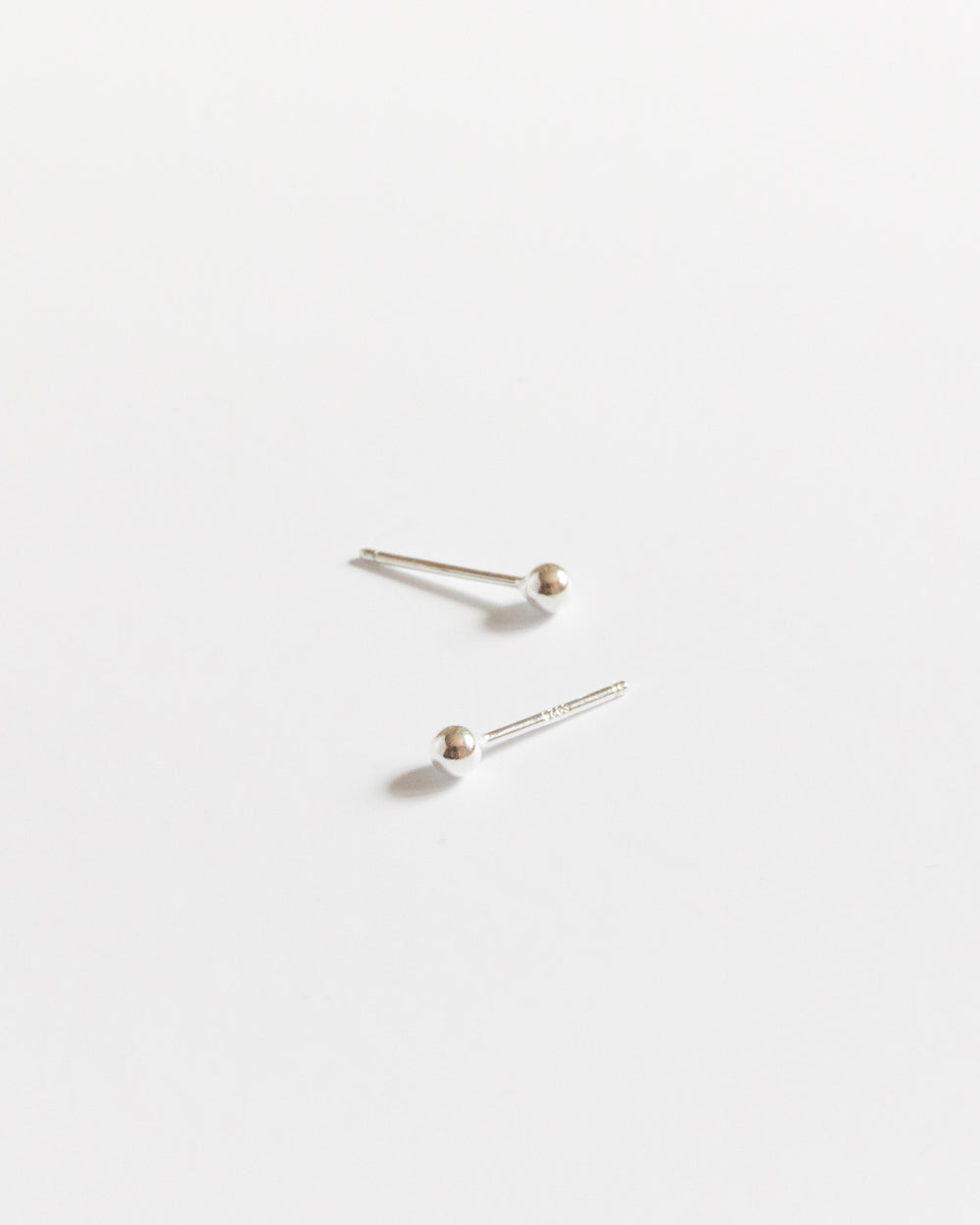 E751 - line dot studs *in stock