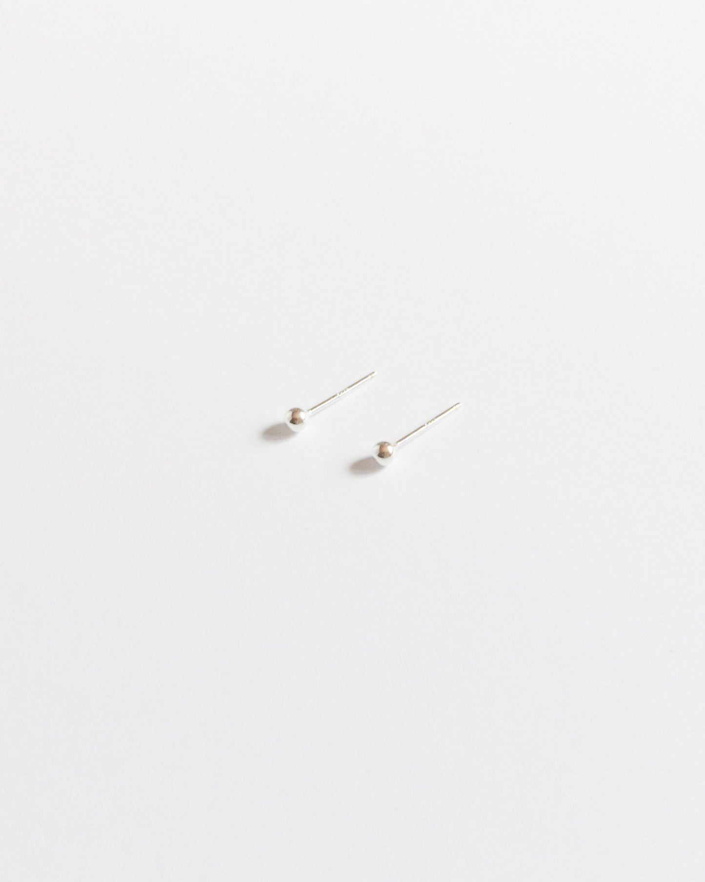 E751 - line dot studs *in stock