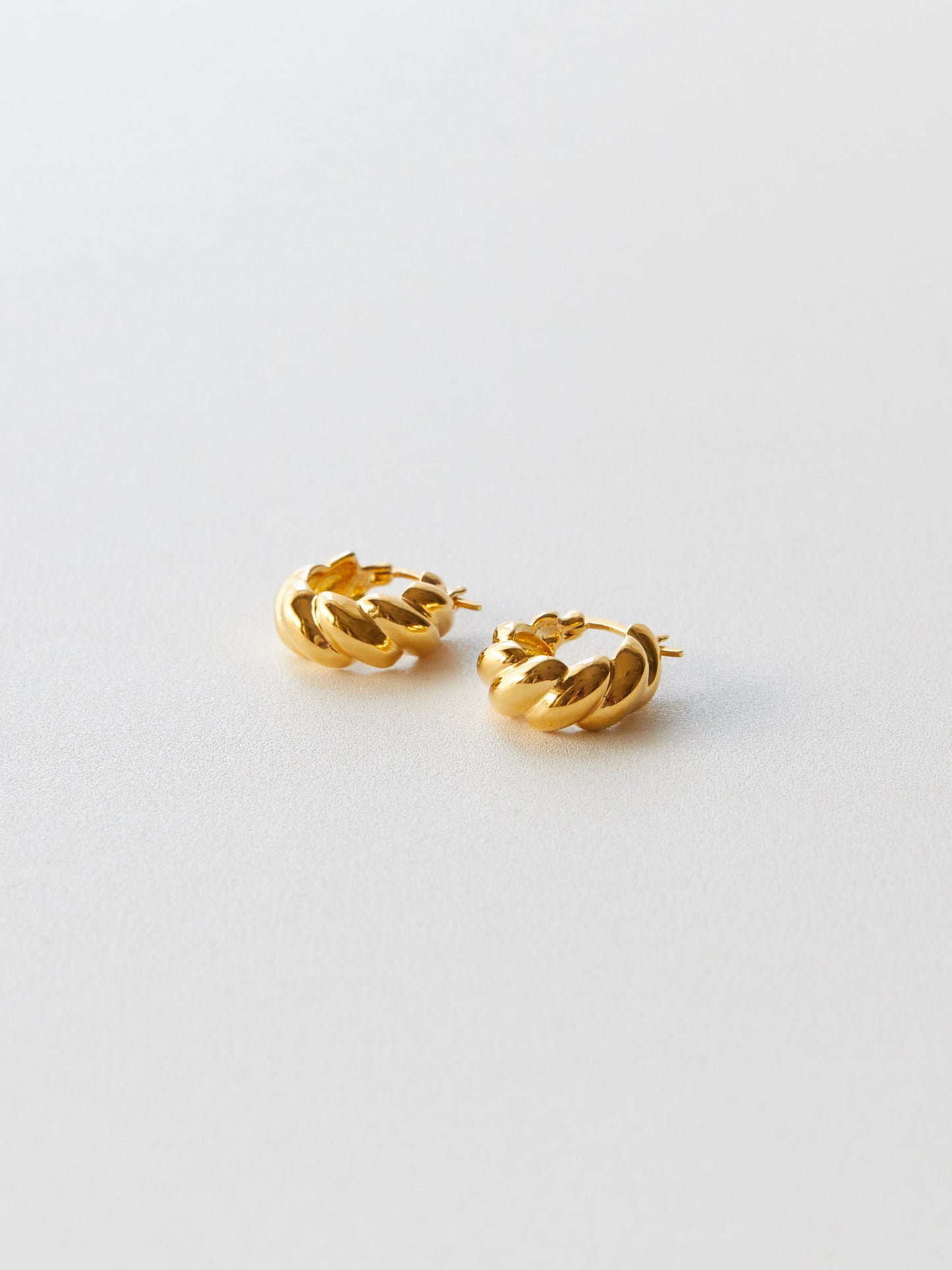 E808YG - gold rope crescents *in stock