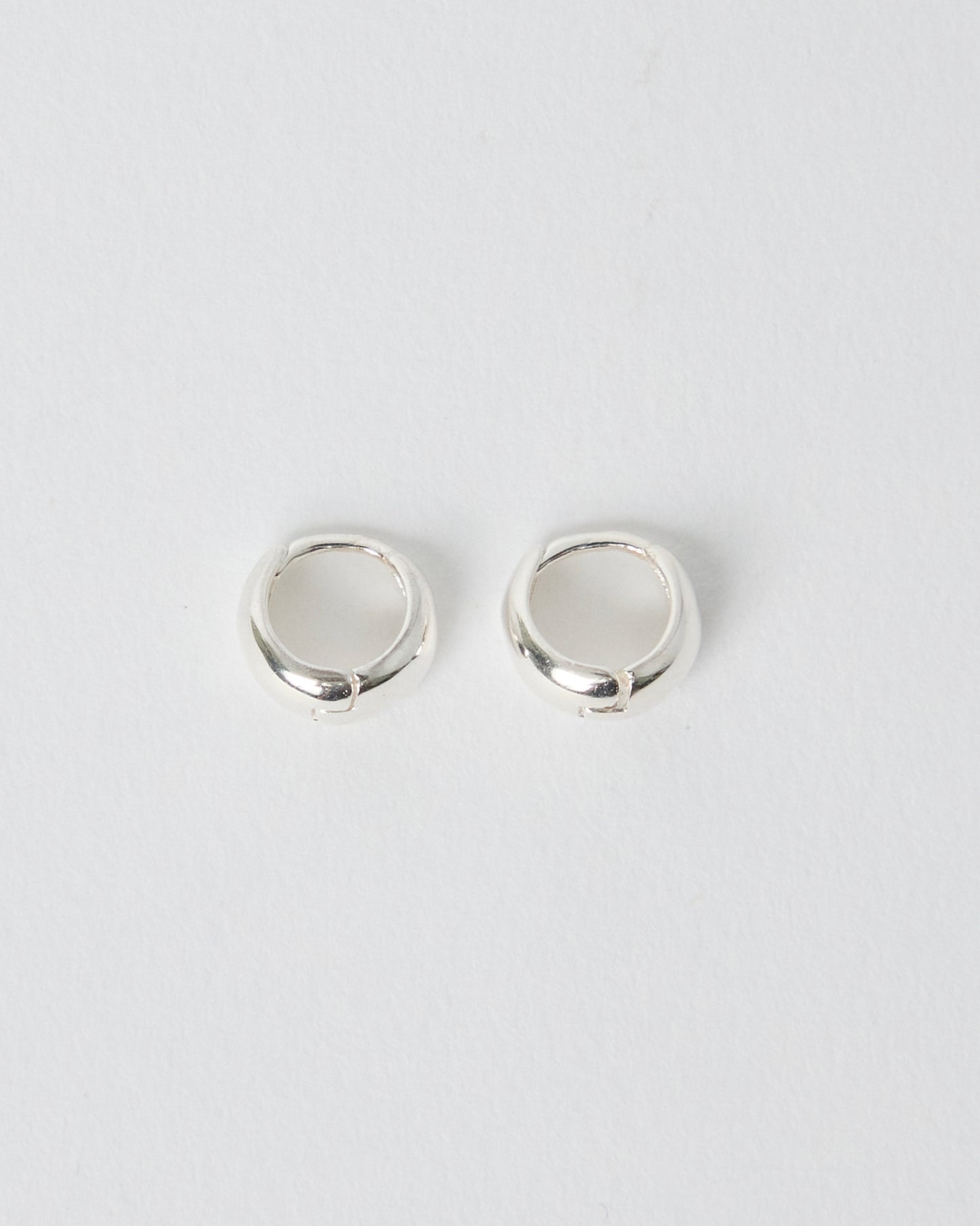 E810 - chunky fold hoops *in stock