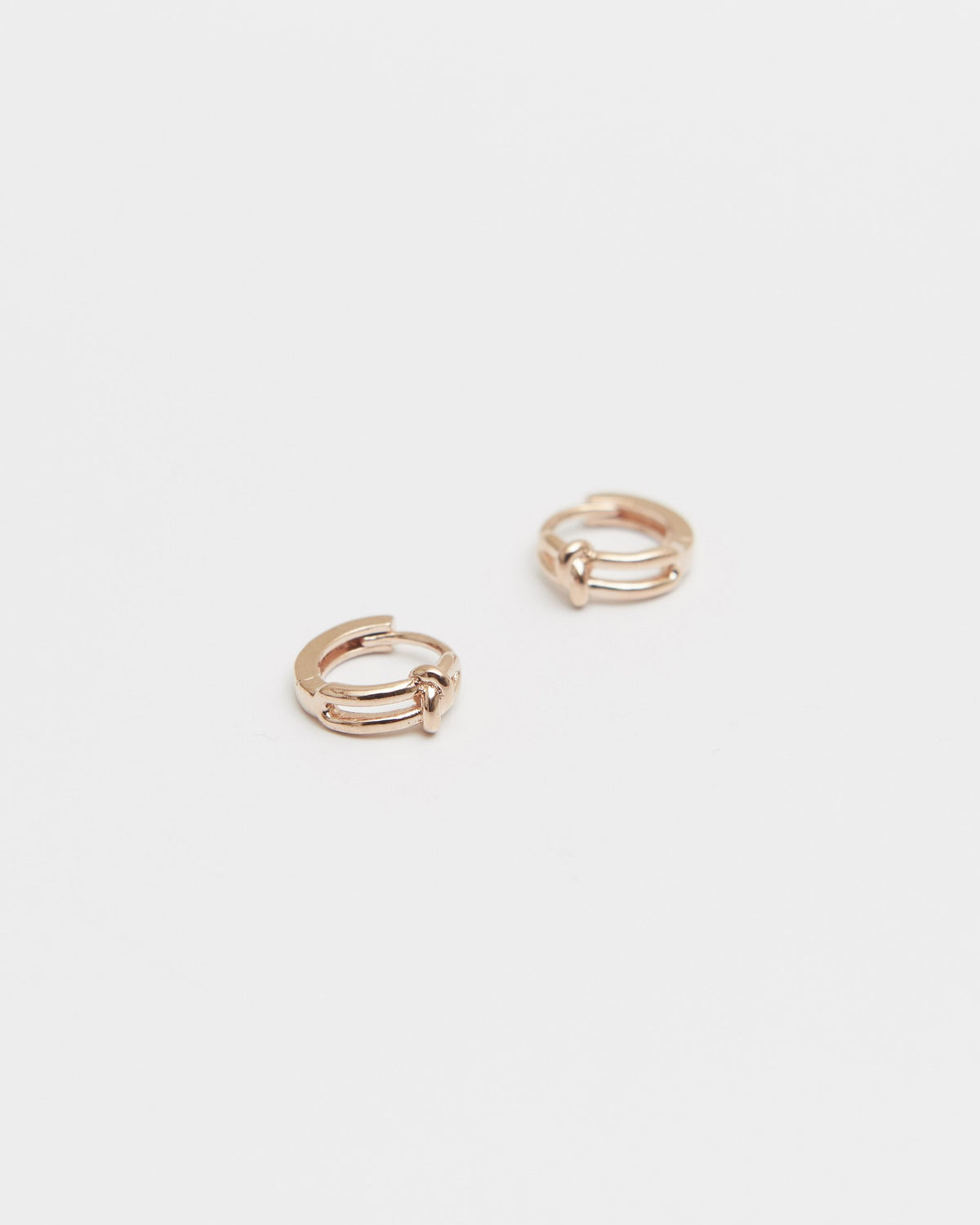 Pair of pink gold plated small hoop earrings with a knot detail – HANNA543 E906 click circle hoops