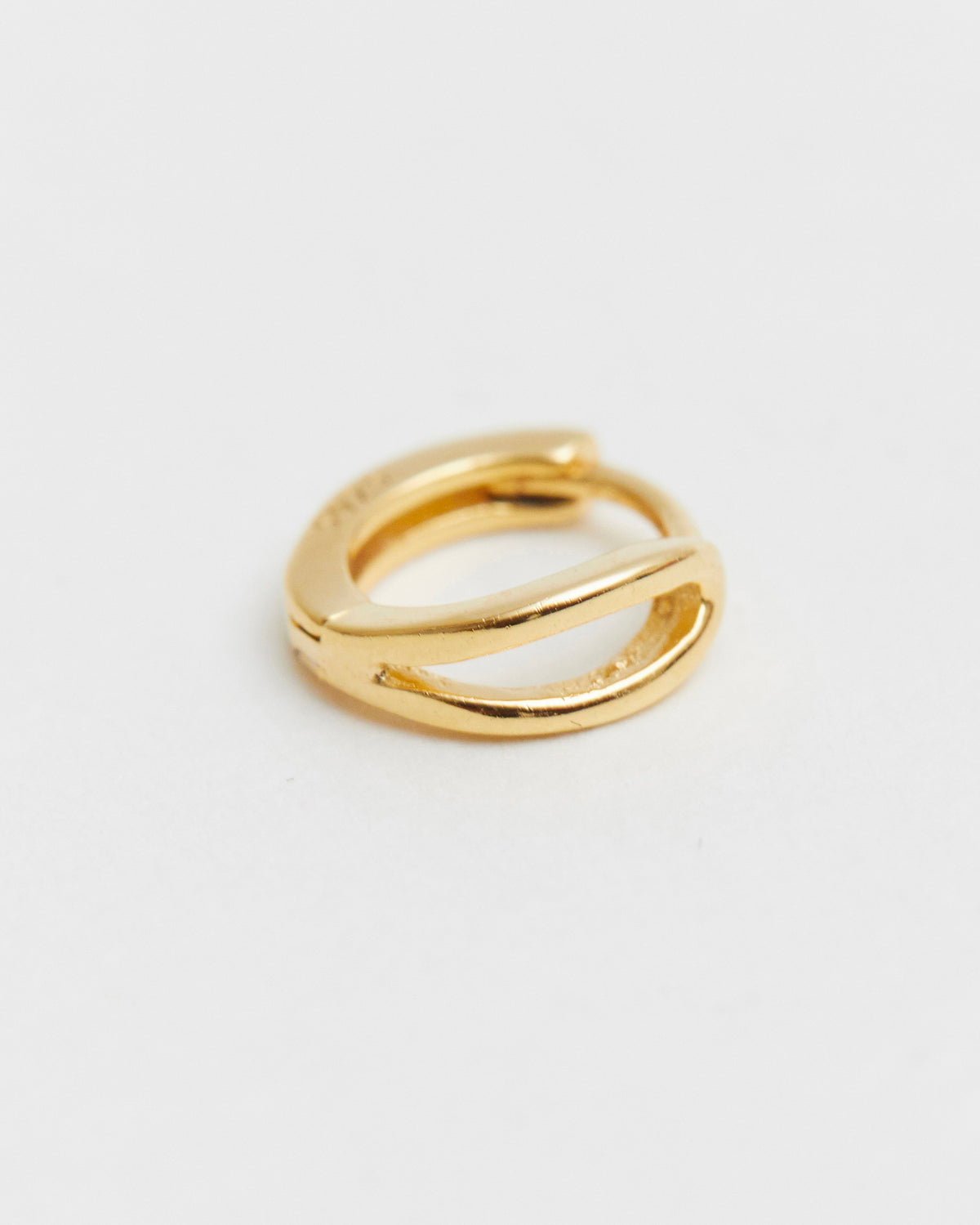 spark click huggie earring – in silver or 18K gold plating | HANNA543