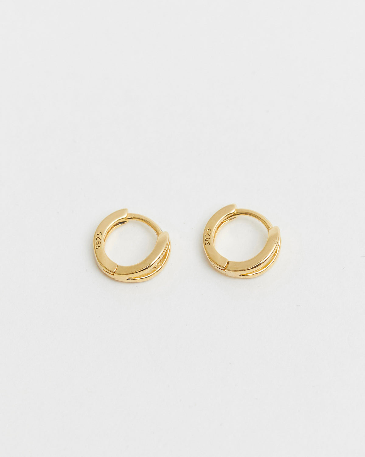 spark click huggie earring – sold as a single piece to mix and match | HANNA543