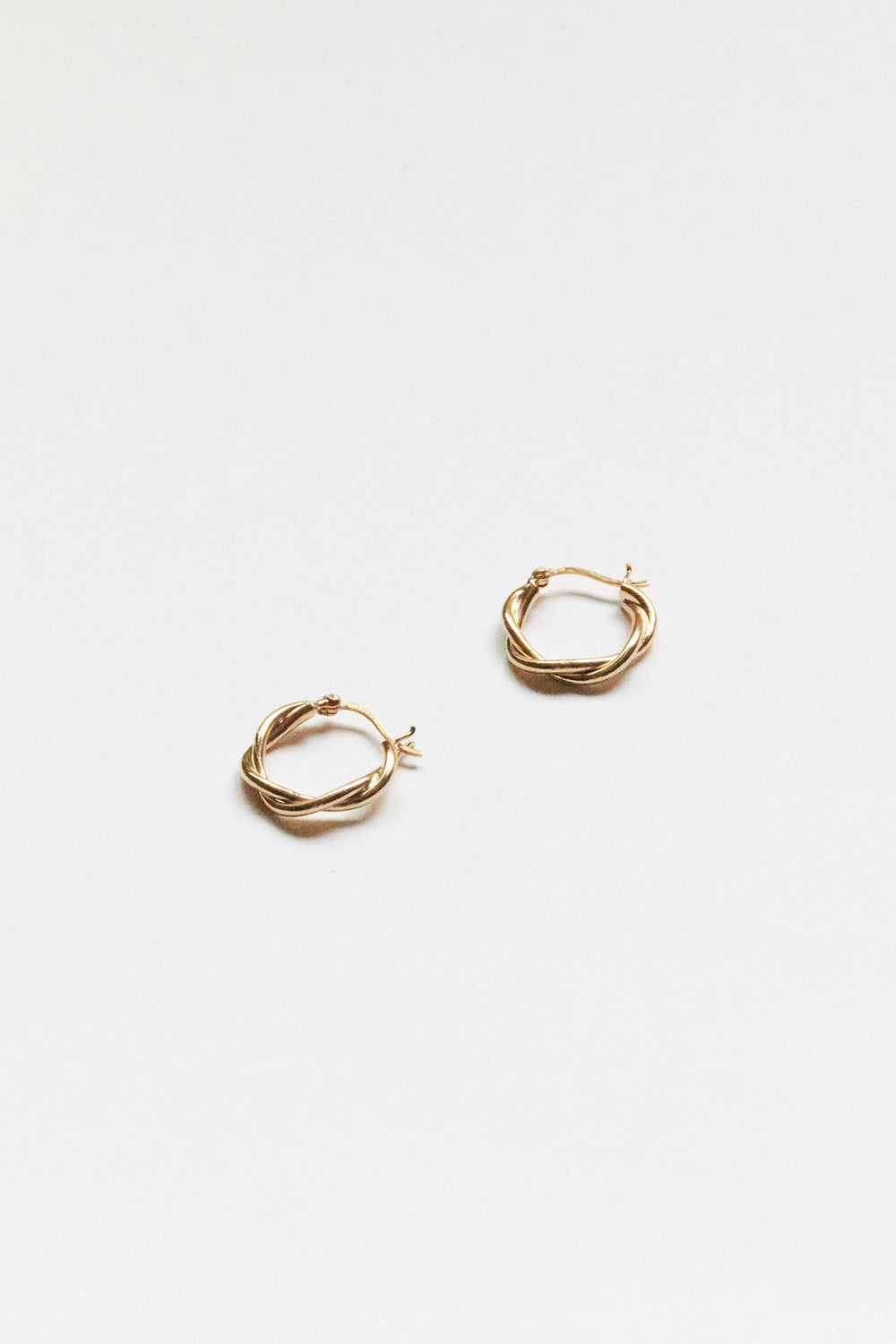 E324YG - gold twisted hoops *in stock