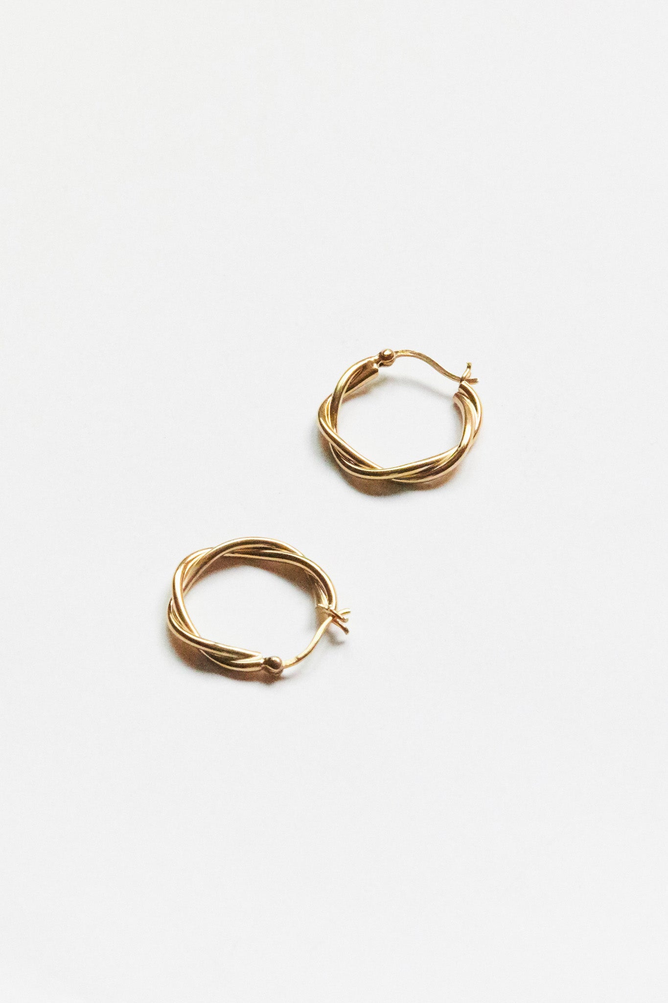 E324YG - gold twisted hoops *in stock