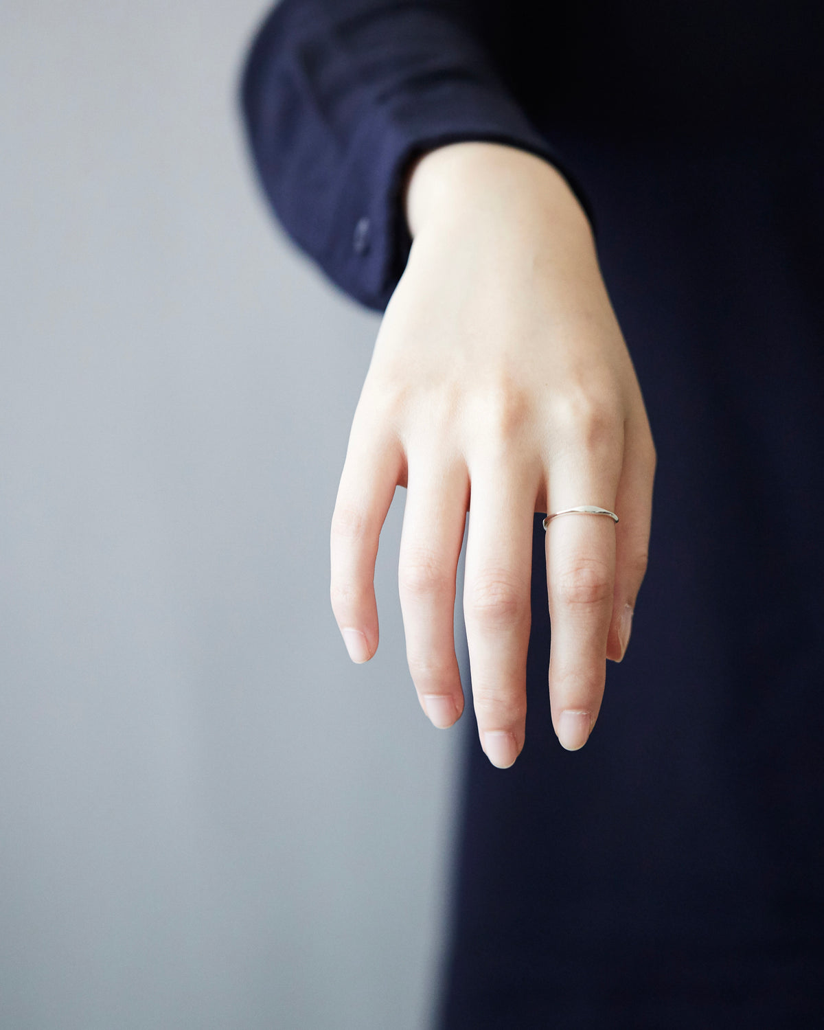 soft arch band ring – polished 925 sterling silver detail, made in korea | HANNA543
