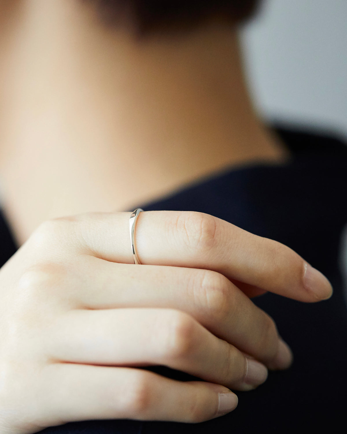 soft arch band ring – worn on the hand as a clean everyday silver ring | HANNA543