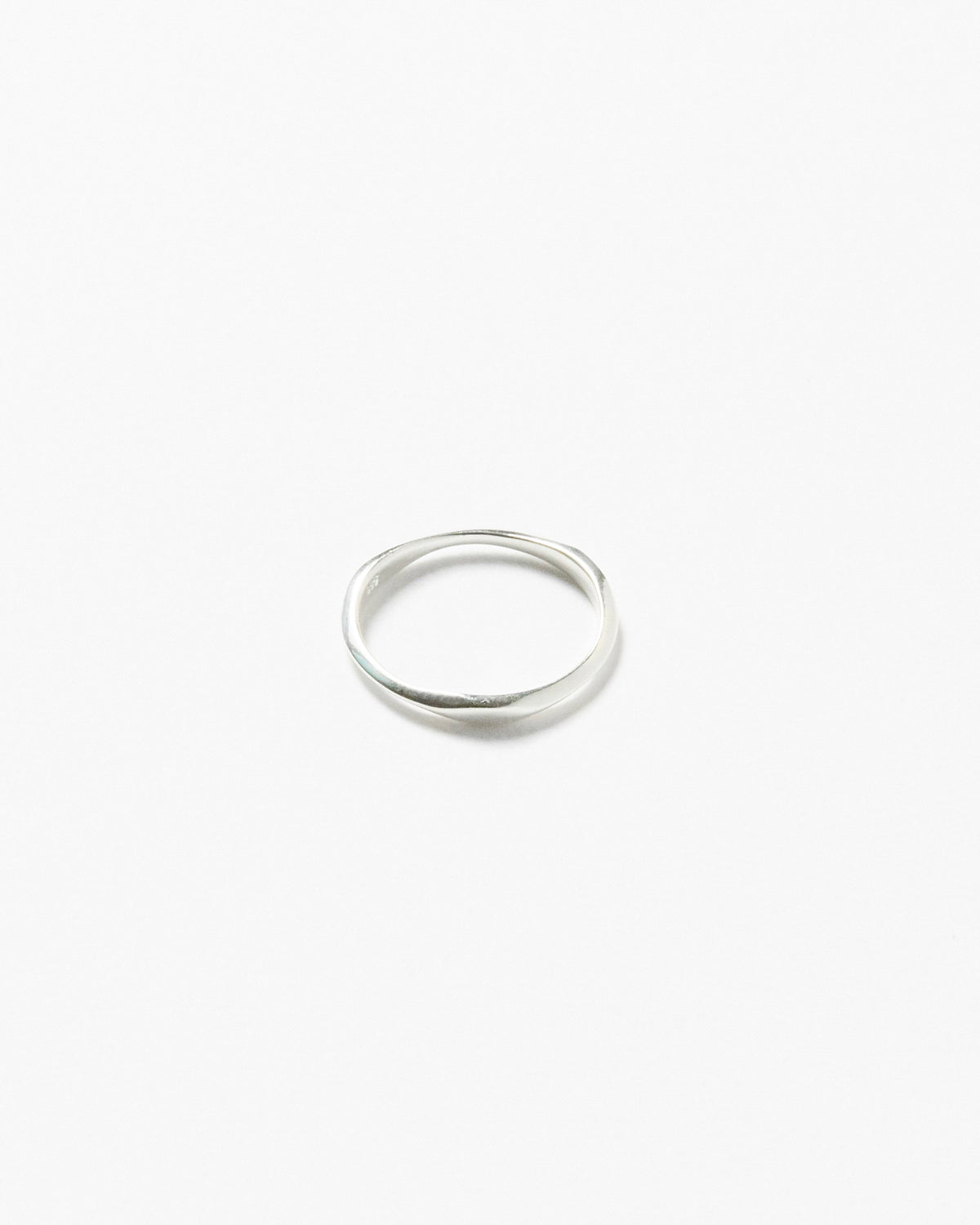 soft arch band ring – minimal silver band shaped by a single soft curve | HANNA543