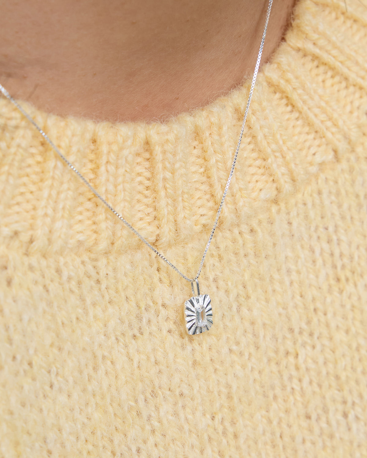 carved charm pendant necklace – delicate 40 cm chain for everyday layering | HANNA543