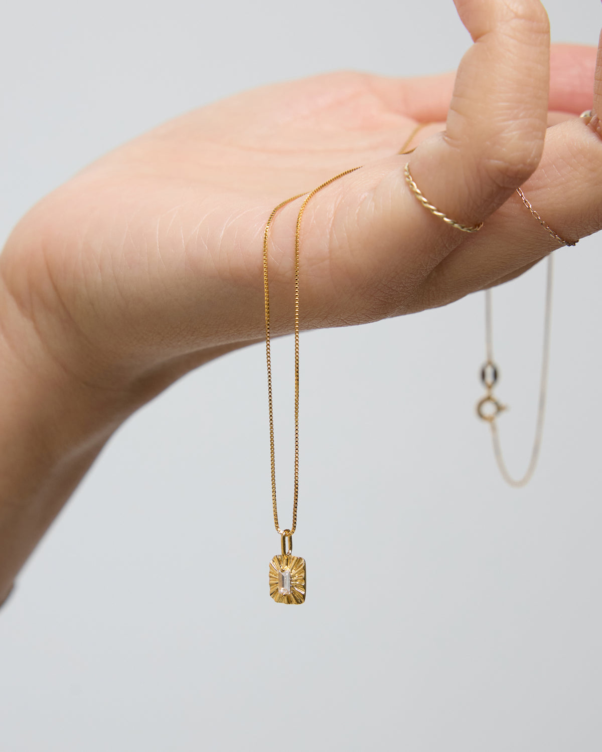 carved charm pendant necklace – delicate 40 cm chain for everyday layering | HANNA543