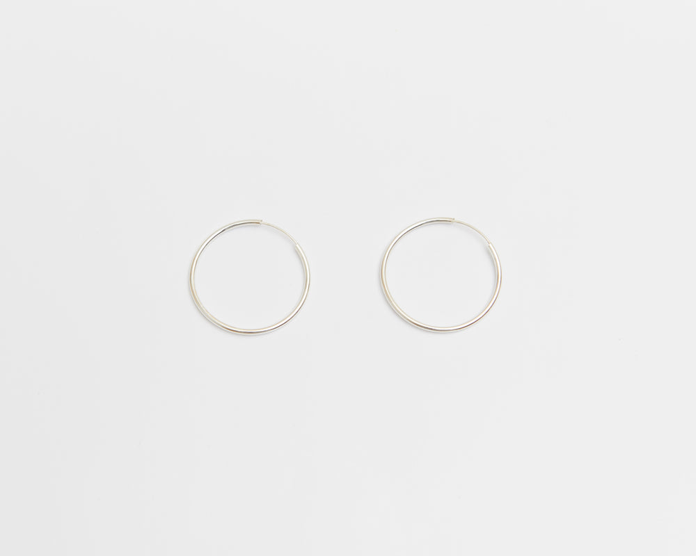 E539 spring loop hoop earring in 925 sterling silver by HANNA543