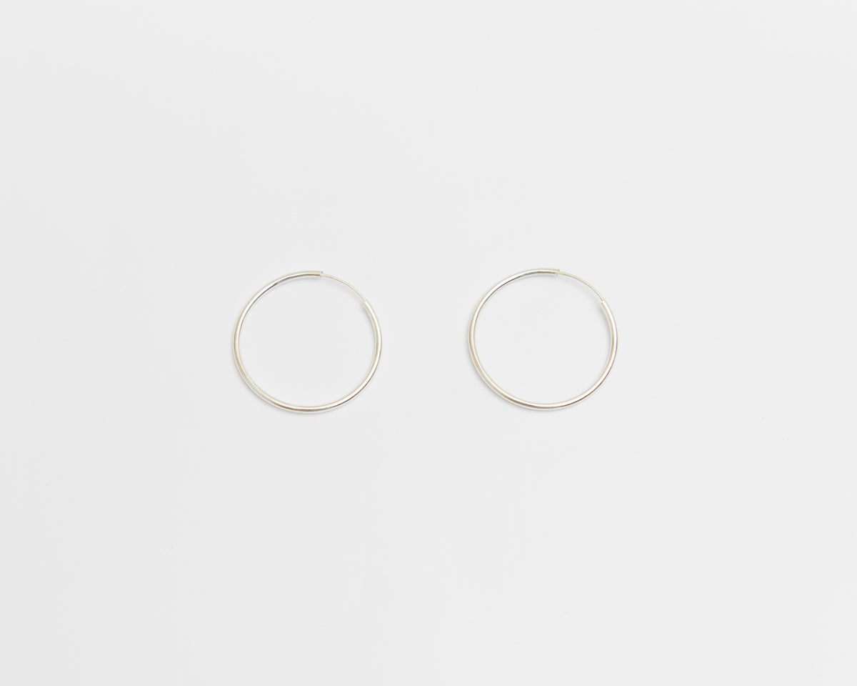 E539 spring loop hoop earring in 925 sterling silver by HANNA543