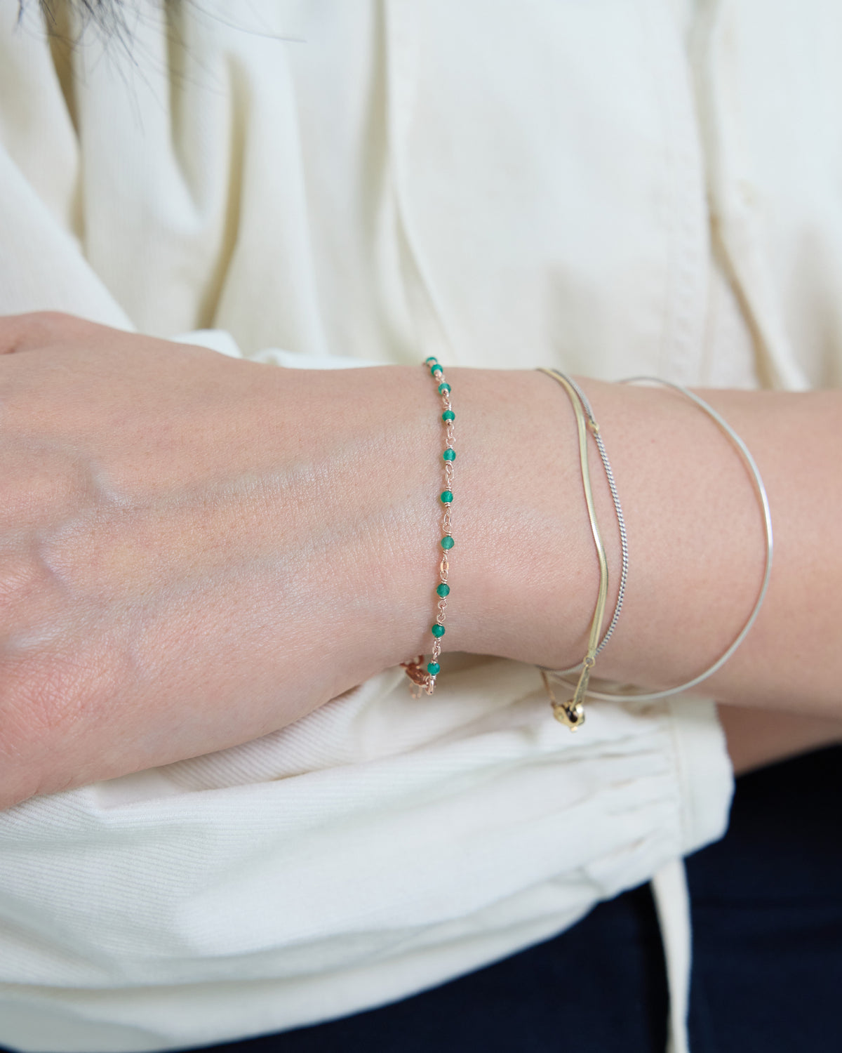 green onyx link bracelet – green onyx beads linked on a fine chain | HANNA543