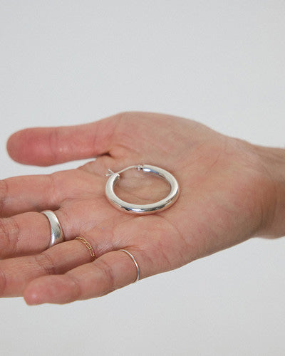 volume click hoop earring – in silver or 18K gold plating | HANNA543