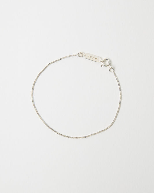 Sterling silver curb chain bracelet with logo tag and clasp – HANNA543 B1045 whisper curb chain
