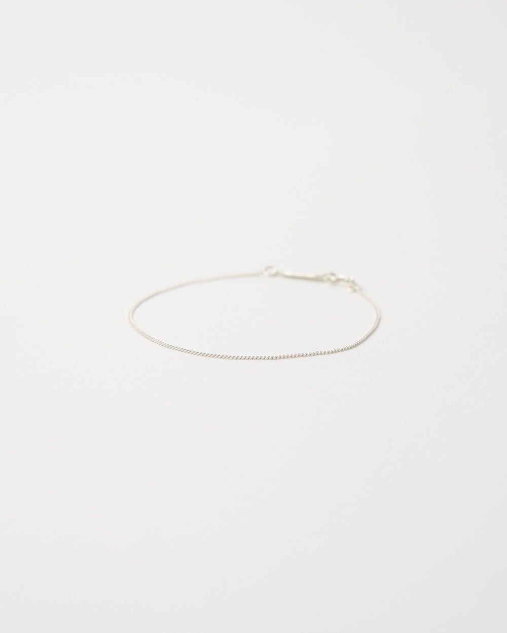 Fine 1mm sterling silver curb chain bracelet laid flat – HANNA543 B1045 whisper curb chain