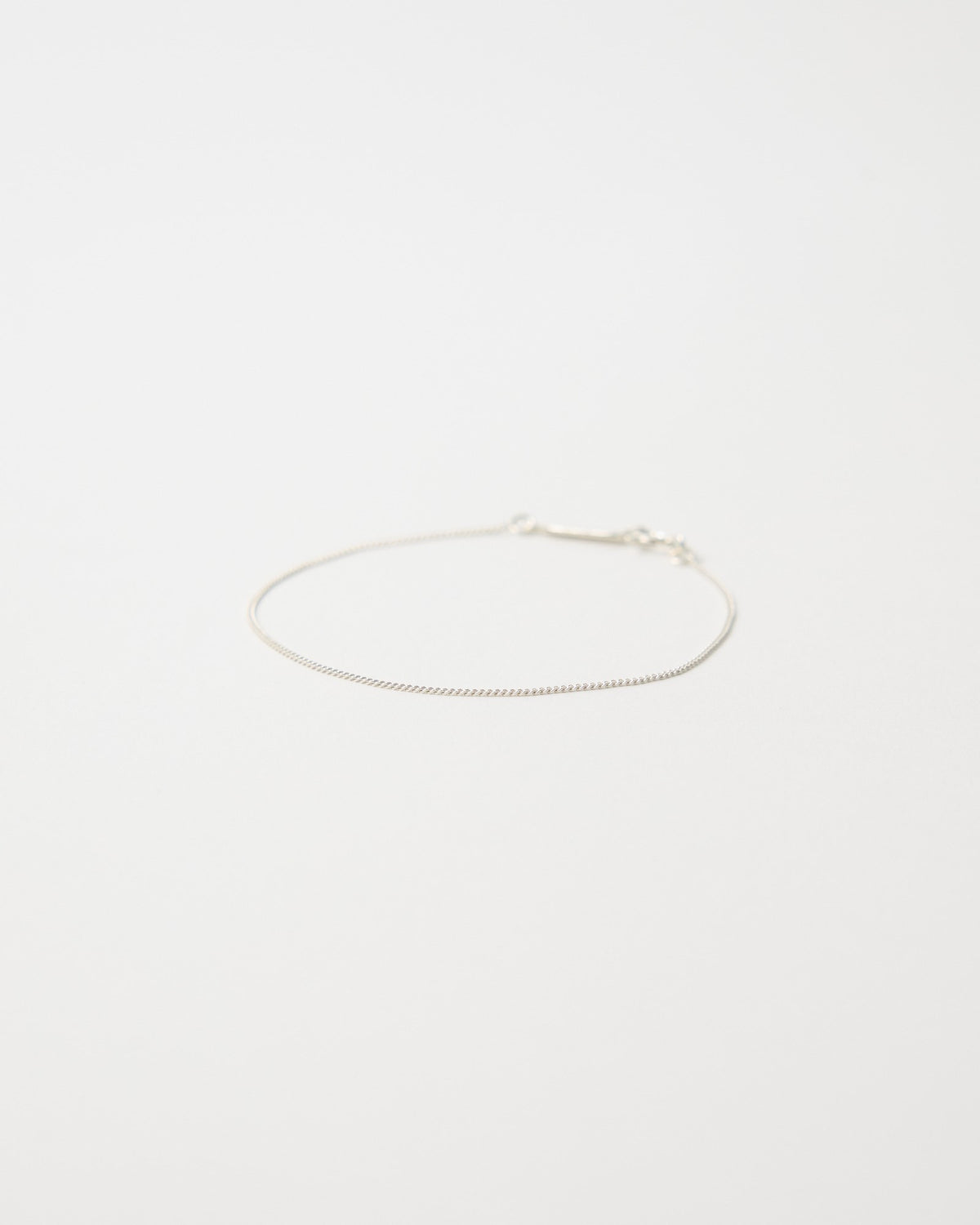 Fine 1mm sterling silver curb chain bracelet laid flat – HANNA543 B1045 whisper curb chain