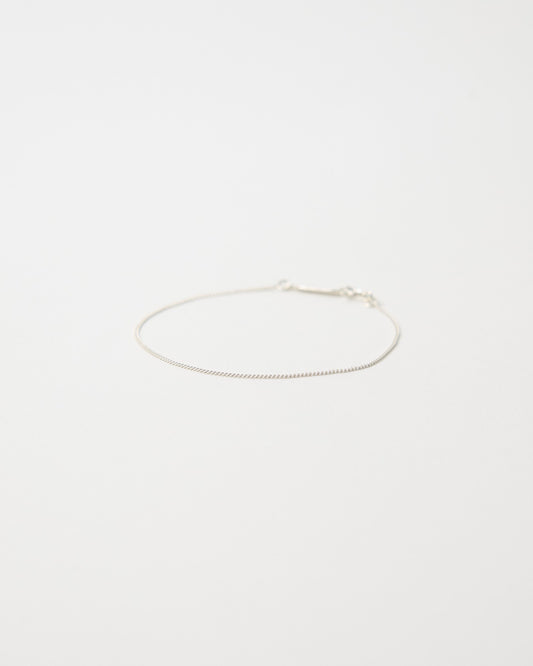 Fine 1mm sterling silver curb chain bracelet laid flat – HANNA543 B1045 whisper curb chain