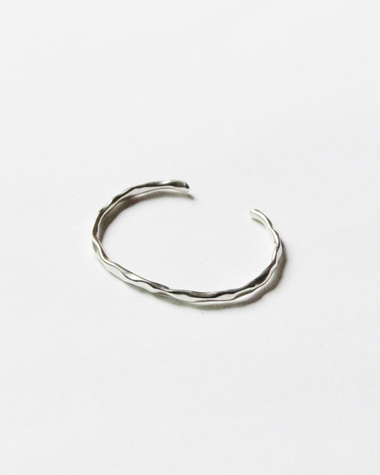 B445 - wavy days bangle