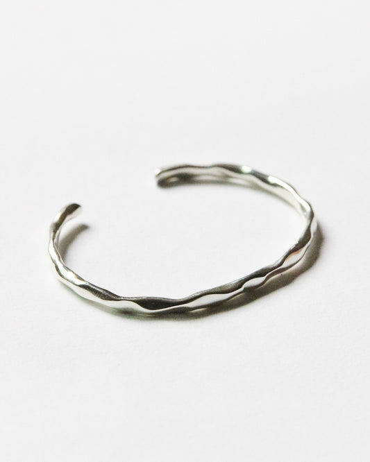 B445 - wavy days bangle