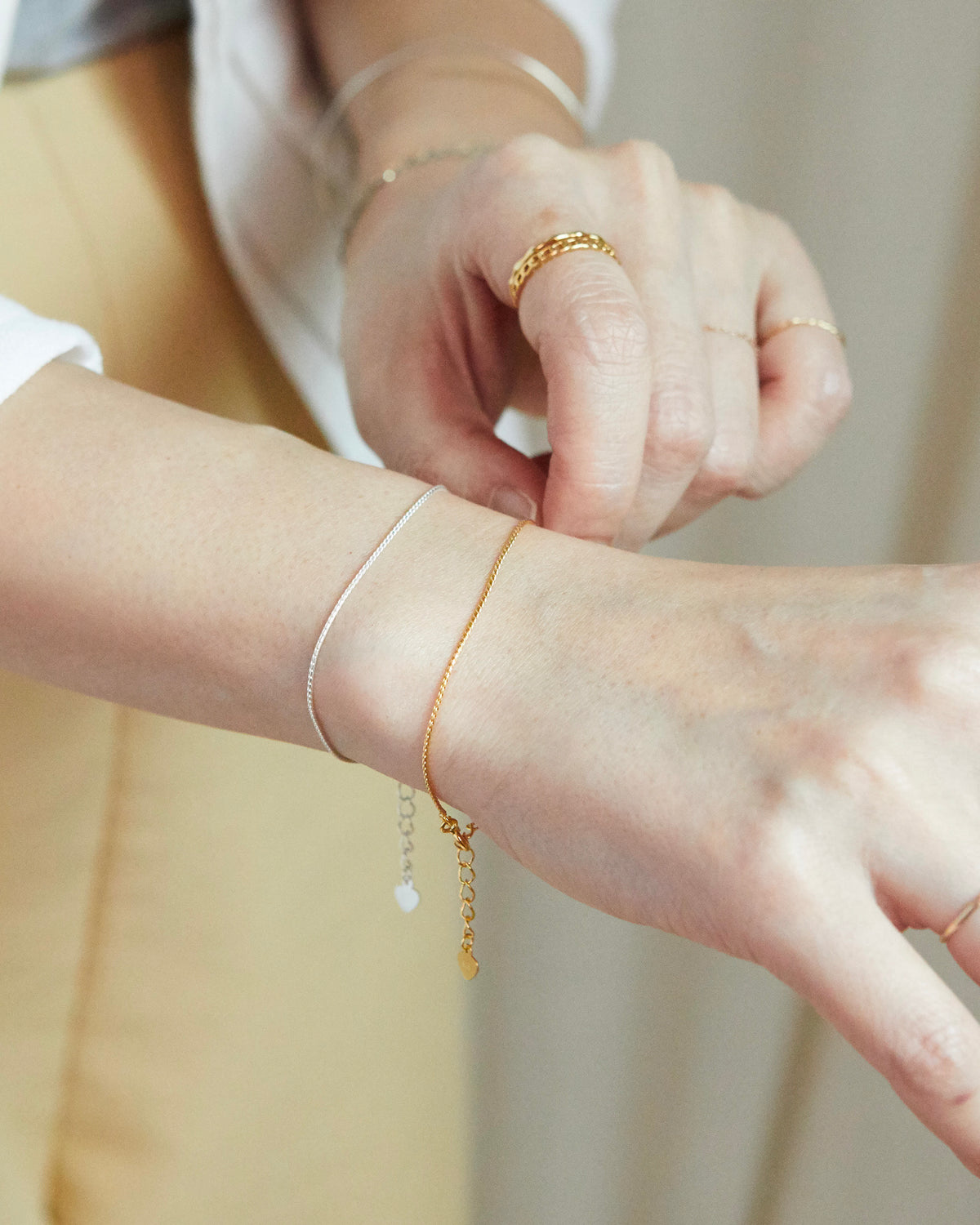 matte snake chain bracelet – minimal Seoul style layering | HANNA543