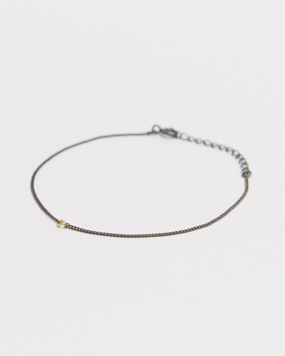 Antique silver chain bracelet with a 14K gold accent, laid flat – HANNA543 B535 gold note chain