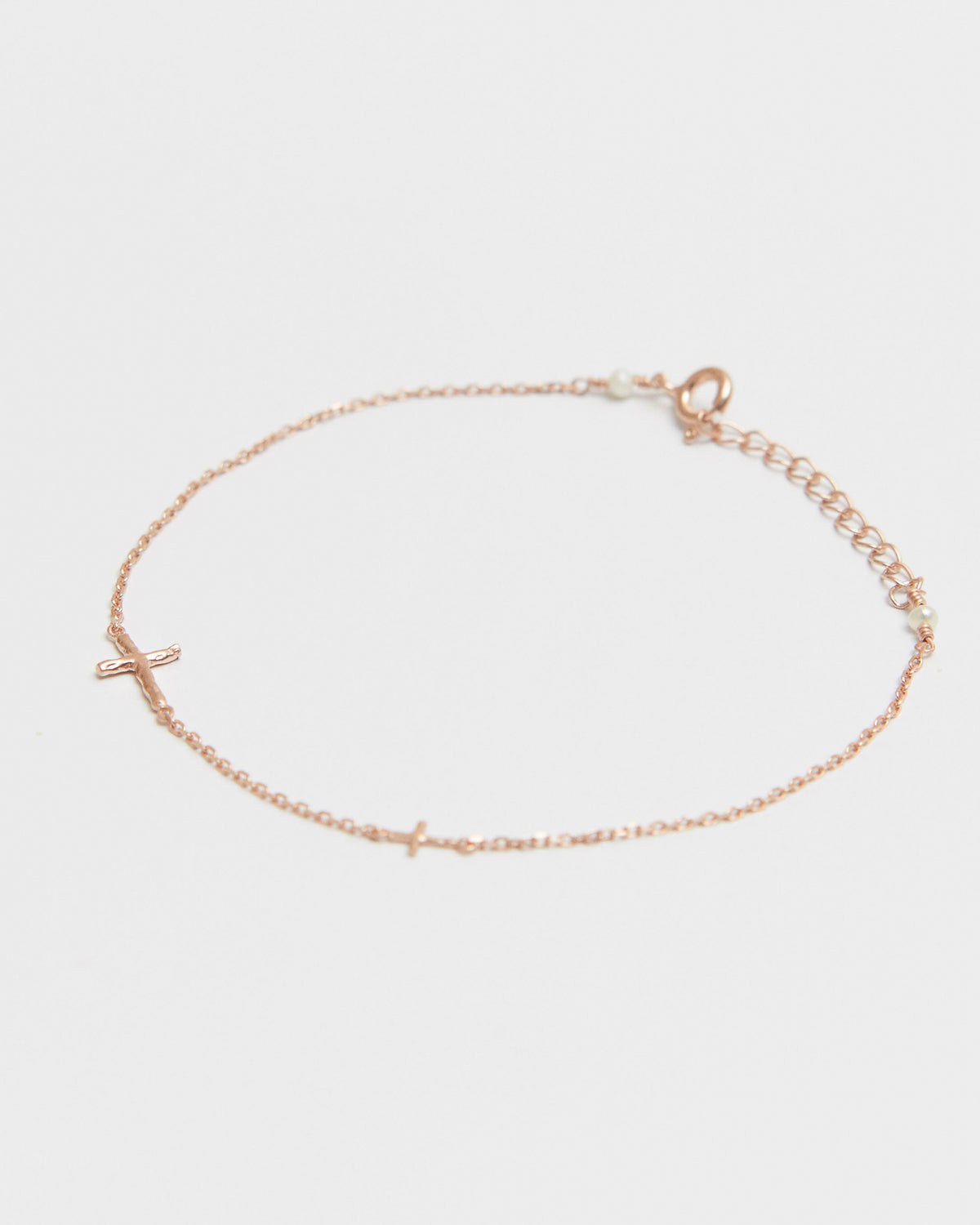 cross axis chain bracelet in 18K pink gold plated silver with a small cross charm | HANNA543