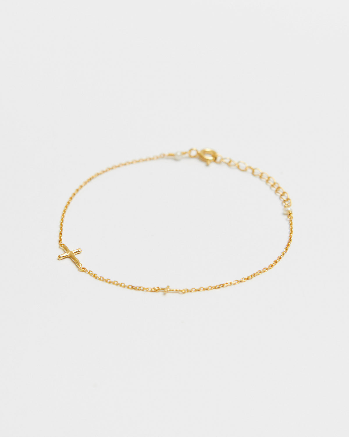 cross axis chain bracelet in 18K gold plated silver with a small cross charm | HANNA543