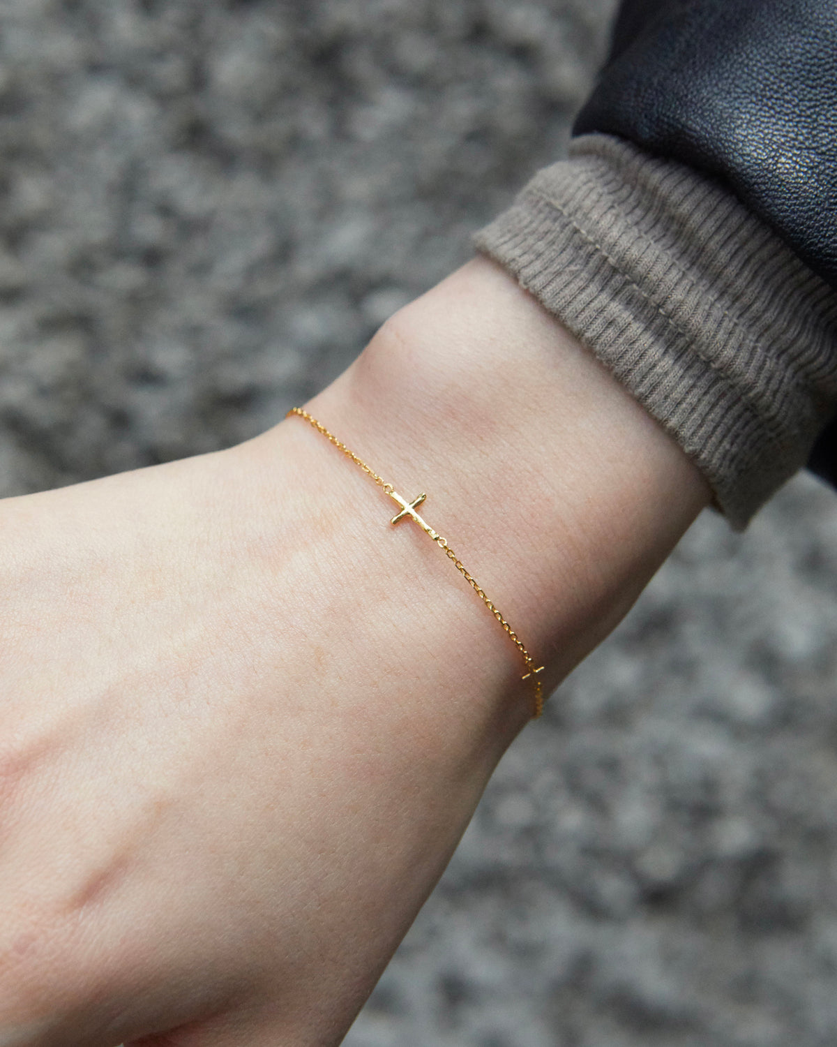 cross axis chain bracelet in gold – worn on the wrist for everyday layering | HANNA543
