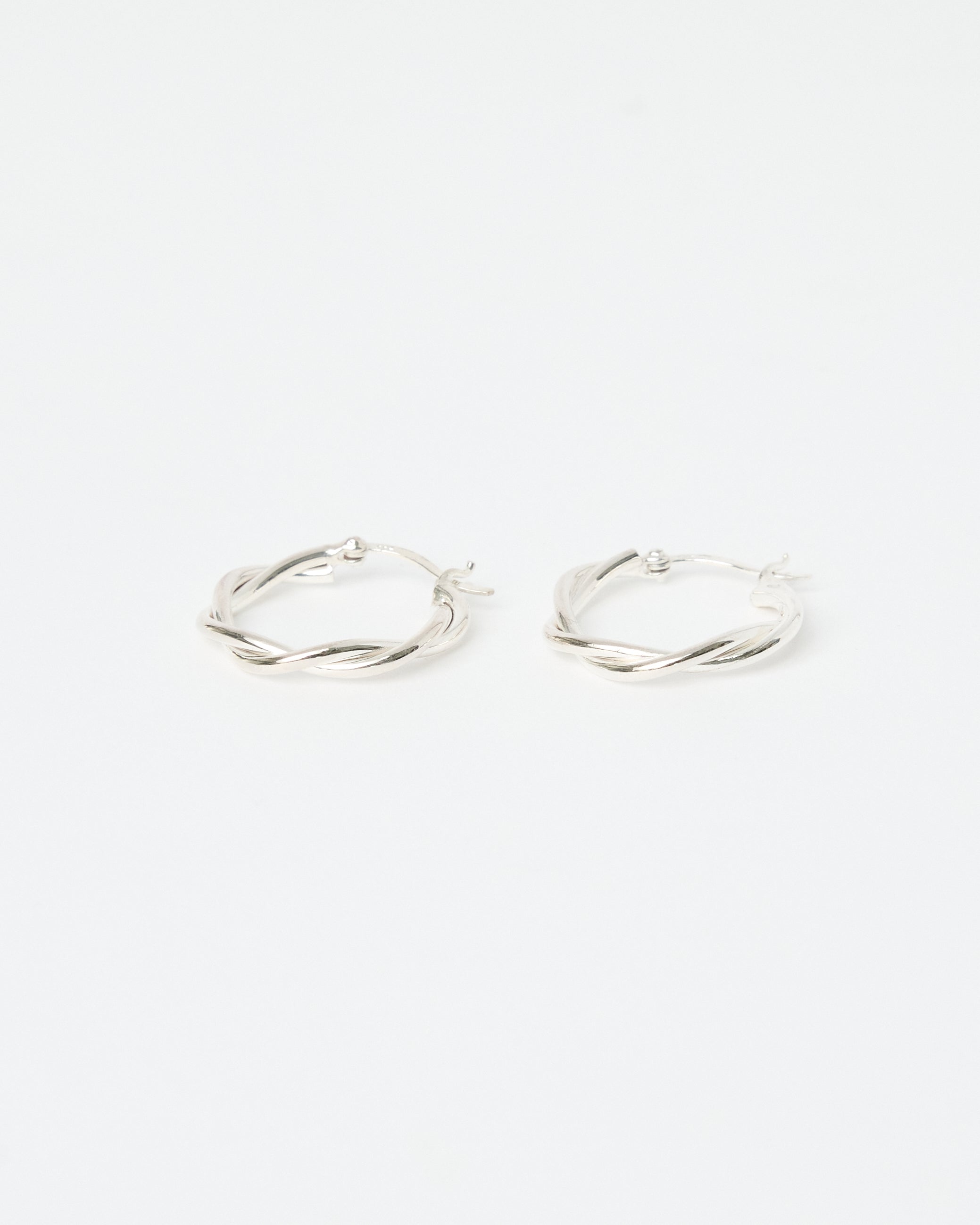 Close-up detail of voluminous twisted design on HANNA543 E324 silver earrings with one-touch closure