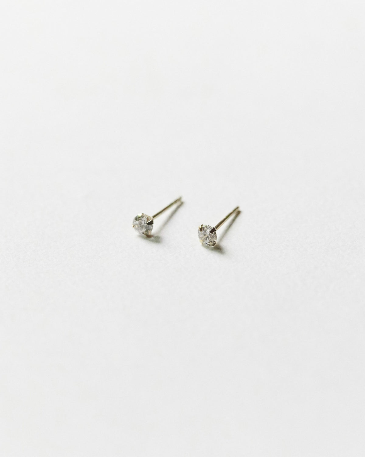 14K solitaire stud – small, bright and quietly precise | HANNA543