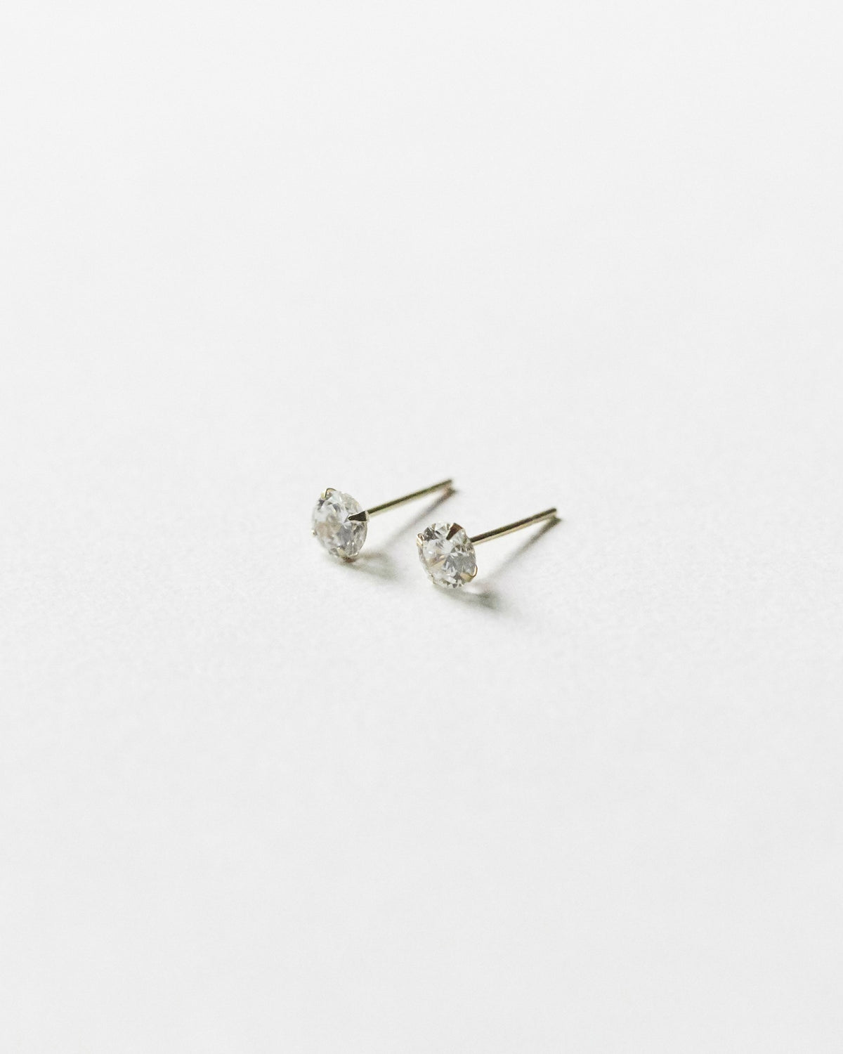 14K solitaire stud in gold – photo 5 | HANNA543