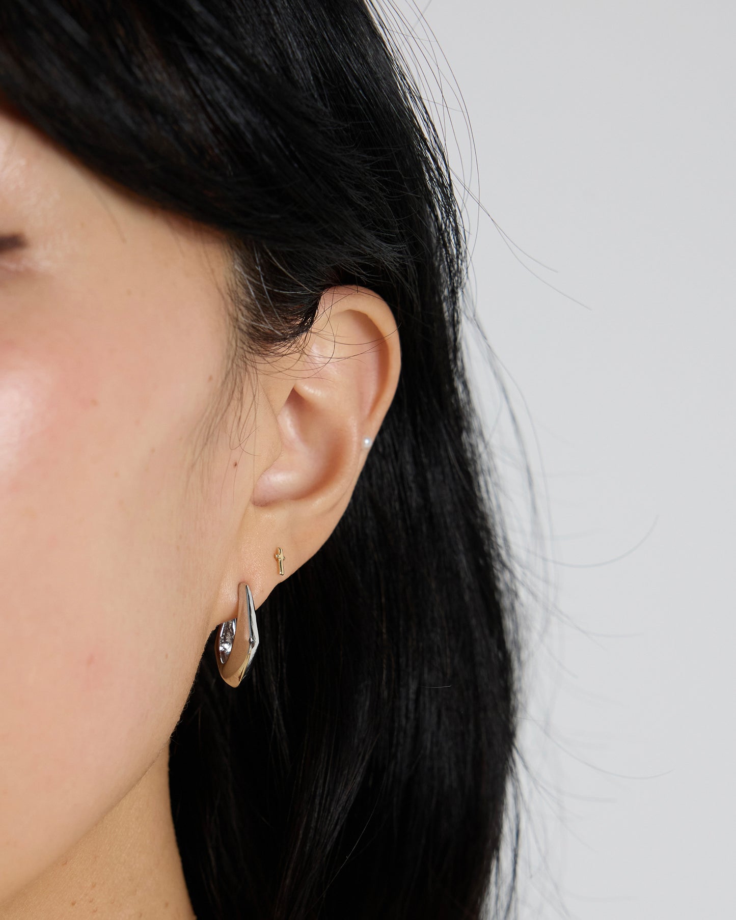 Side profile of woman wearing HANNA543 silver square drop earrings, minimalist k-style.