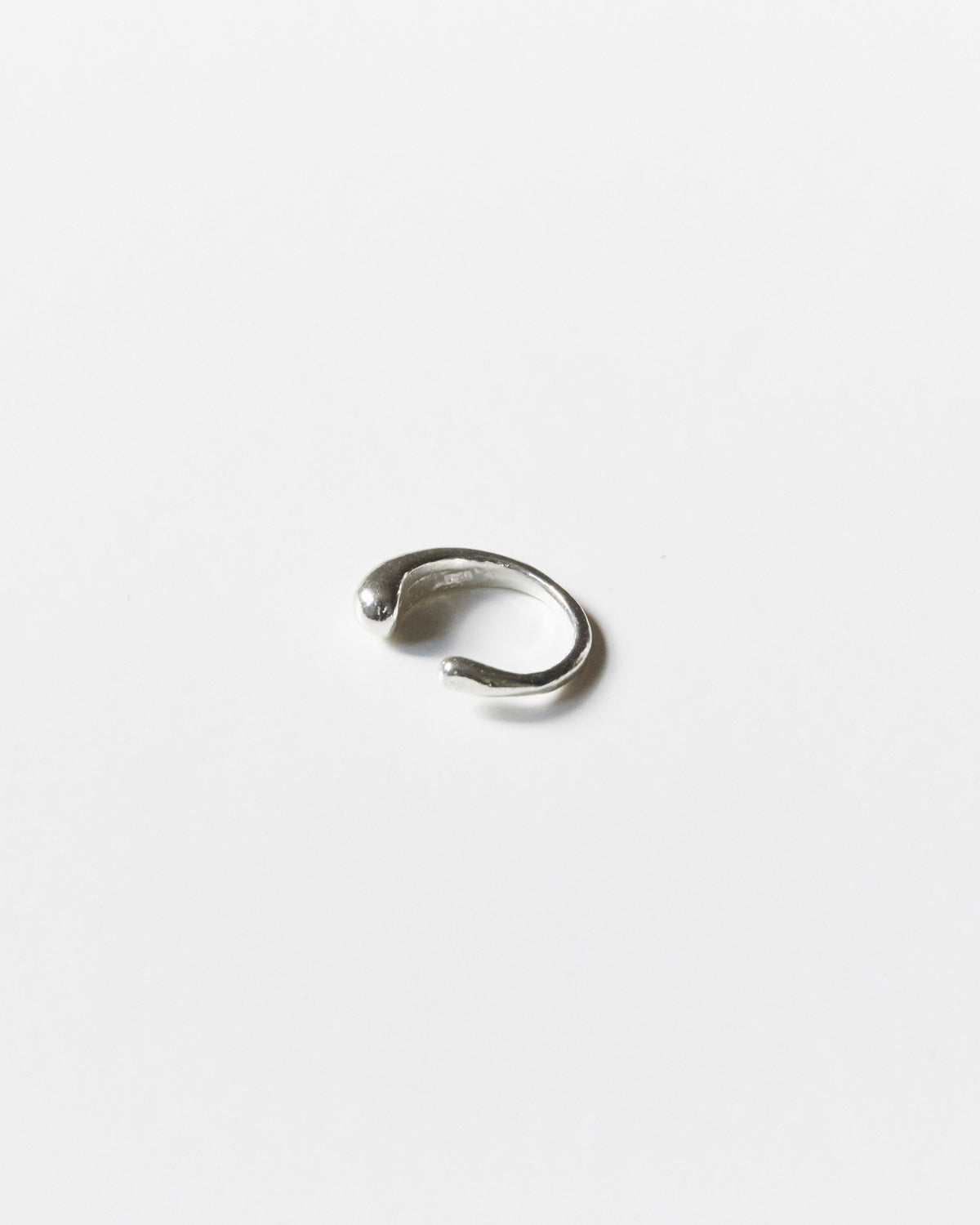 Silver ear cuff with a soft drop end, no piercing needed – HANNA543 E735 falling drop cuff